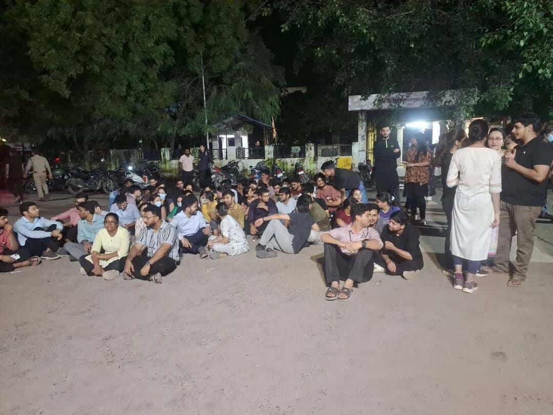डॉक्टरी की आड़ में अराजकता! संजय गांधी अस्पताल को जूनियर डॉक्टरों ने किया बदनाम, बात-बात पर मारपीट और हड़ताल क्यों?
संजय गांधी अस्पताल का नाम बदनाम कर दिया है जूनियर डॉक्टरों ने, हमेशा अराजकता मरीजों से अभद्रता, अटेंडरों को दबाने धमकाने का काम किया जाता है
रीवा के सबसे बड़े चिकित्सा केंद्र संजय गांधी मेमोरियल अस्पताल (SGMH) में आधी रात को एक बार फिर भारी हंगामा और तनाव की स्थिति निर्मित हो गई। सर्जरी विभाग के आईसीयू वार्ड में मरीज के अटेंडरों और जूनियर डॉक्टरों (JUDA) के बीच हुई तीखी बहस मारपीट में बदल गई। घटना के बाद जूनियर डॉक्टरों ने तत्काल प्रभाव से काम बंद कर दिया और अस्पताल परिसर में धरने पर बैठ गए।
आधी रात को हंगामा और कामकाज ठप
मिली जानकारी के अनुसार, घटना देर रात सर्जरी विभाग के आईसीयू (ICU) वार्ड की है। बताया जा रहा है कि एक मरीज के चार परिजन कथित तौर पर शराब के नशे में वार्ड के अंदर दाखिल हुए। किसी बात को लेकर वहां तैनात ऑन-ड्यूटी महिला डॉक्टर और जूनियर डॉक्टरों के साथ उनका विवाद हो गया, जिसके बाद अटेंडरों ने हाथापाई और मारपीट शुरू कर दी। वारदात को अंजाम देने के बाद आरोपी मौके से फरार हो गए।
घटना के विरोध में जूनियर डॉक्टरों ने काम पूरी तरह ठप कर दिया और अस्पताल के बाहर धरने पर बैठ गए। डॉक्टरों का आरोप है कि आपातकालीन स्थिति में भी अस्पताल प्रबंधन, वरिष्ठ डॉक्टर और सीएमओ (CMO) मौके पर मौजूद नहीं थे, जिससे उनकी सुरक्षा पर गंभीर सवाल खड़े होते हैं।
डॉक्टरों का छलका दर्द: "हम 24 घंटे जागते हैं, फिर भी पीटते हैं"
धरने पर बैठे जूनियर डॉक्टरों ने सुरक्षा व्यवस्था को लेकर अपनी नाराजगी व्यक्त की। डॉक्टरों का कहना है:
"हम मरीजों की जान बचाने के लिए 24 घंटे जागकर सातों दिन काम करते हैं। कई बार नहाने तक का समय नहीं मिलता, लेकिन इसके बावजूद हमारे साथ अपराधियों जैसा व्यवहार किया जाता है। जब तक हमें ठोस सुरक्षा की गारंटी नहीं मिलेगी, तब तक हम काम पर वापस नहीं लौटेंगे।"
डॉक्टरों ने यह भी कहा कि जिला प्रशासन और कलेक्टर द्वारा पूर्व में दी गई समझाइश के बावजूद अस्पताल परिसर की सुरक्षा व्यवस्था में कोई सुधार नहीं आया है।
टीआई और डीन की समझाइश के बाद काम पर लौटे डॉक्टर
घटना की सूचना मिलते ही विश्वविद्यालय थाना पुलिस (TI) और अस्पताल प्रशासन मौके पर पहुंचा। स्थिति की गंभीरता को देखते हुए संजय गांधी अस्पताल के डीन, अधीक्षक और वरिष्ठ सर्जन डॉ. पुष्पेंद्र शुक्ला ने आक्रोशित जूनियर डॉक्टरों से वार्ता की।
पुलिस और अस्पताल प्रबंधन द्वारा आरोपियों के खिलाफ सख्त एफआईआर (FIR) दर्ज करने और सुरक्षा बढ़ाने के आश्वासन के बाद जूनियर डॉक्टरों ने अपना धरना समाप्त किया और वापस काम पर लौटे।
#RewaHospitalControversy
#JuniorDoctorsVsPublic
#SGMHRewa
#RewaMedicalCrisis
#SanjayGandhiHospitalRewa
#DoctorAttenderClash
#RewaNewsBreaking
#ReformationInSGMH
#RewaHealthSystem
#SGMHTruth