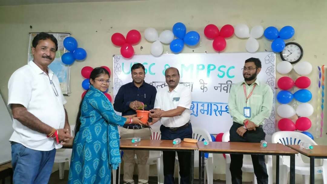 • सीहोर में यूपीएससी और एमपीपीएससी की निःशुल्क कोचिंग क्लासेस के नवीन बैच का शुभारंभ
• प्रशासनिक अधिकारियों ने बढ़ाया विद्यार्थियों का उत्साह
शहर के रविंद्र सांस्कृतिक भवन टाउन हॉल स्थित शासकीय लाइब्रेरी में सिविल सेवा परीक्षाओं (UPSC व MPPSC) की तैयारी कर रहे विद्यार्थियों के लिए निःशुल्क कोचिंग क्लासेस के नवीन बैच का विधिवत शुभारंभ हुआ। कार्यक्रम का उद्घाटन एडीएम बृजेश सक्सेना, जेल एसपी प्रतिभा पटेल और तहसीलदार अमित सिंह द्वारा संयुक्त रूप से किया गया।
अतिथियों ने इस पहल की सराहना करते हुए कहा कि प्रशासनिक सेवाओं में जाने के इच्छुक विद्यार्थियों को स्थानीय स्तर पर गुणवत्तापूर्ण मार्गदर्शन मिलना एक सराहनीय कदम है। इससे आर्थिक रूप से कमजोर व जरूरतमंद छात्र-छात्राओं को अपने लक्ष्य हासिल करने में मदद मिलेगी।
कक्षाओं के संचालन में जिला प्रशासन सीहोर , 'सुभाष मानवता विकास समिति' और 'आदर्श परिवार एवं आधुनिक नालंदा शिक्षा समिति' की अहम भूमिका है। सीहोर जिला प्रशासन और आधुनिक नालंदा के डायरेक्टर परीक्षित भारती के साझा प्रयासों से यह निःशुल्क कोचिंग निरंतर संचालित की जा रही है।
इस अवसर पर विशेष सहयोगी राजेश दुबे, आदर्श परिवार एवं आधुनिक नालंदा के संयुक्त संचालक रामलखन मीणा, सहायक संचालक नेहा माहेश्वरी, शिक्षिका नीतू लोधी, कविता , शिक्षक गोकुल प्रसाद वर्मा, सोनू प्रजापति और हितेश दुबे सहित बड़ी संख्या में प्रतियोगी छात्र-छात्राएं उपस्थित रहे।
#JansamparkMP #CMMadhyaPradesh #MadhyaPradesh #sehore