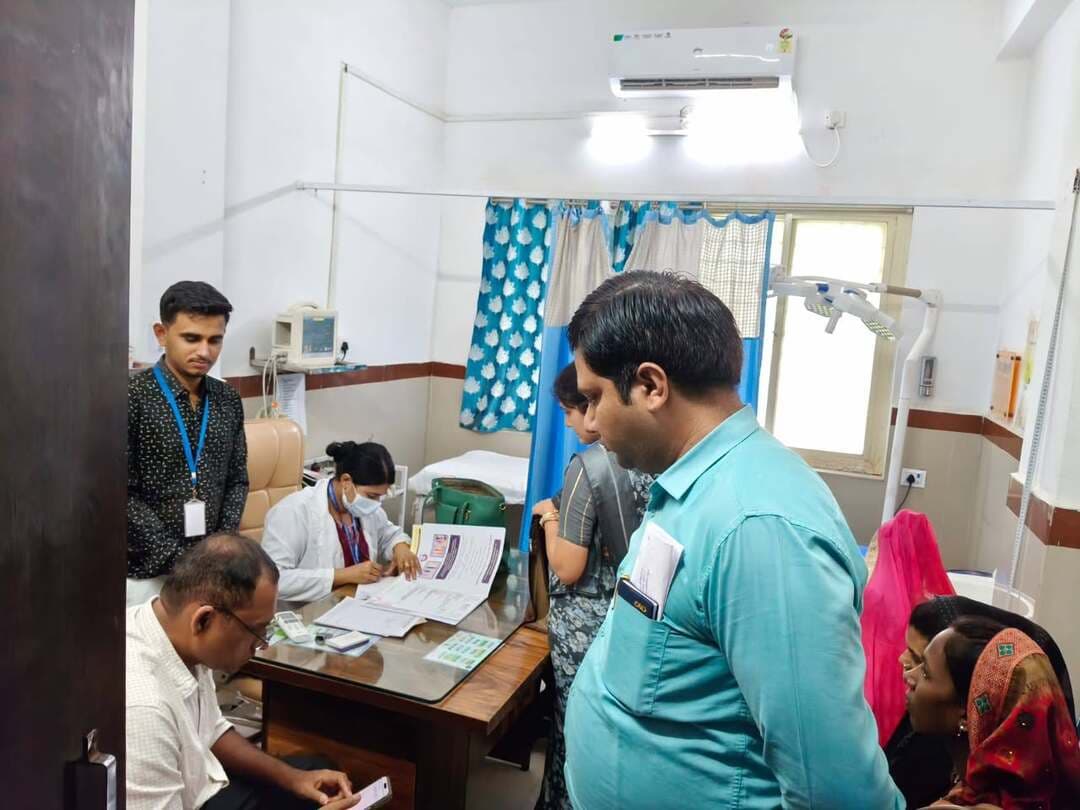 • सीएमएचओ ने सामुदायिक स्वास्थ्य केंद्र रेहटी का किया औचक निरीक्षण
• स्वास्थ्य सुविधाओं, ई-पार्स्मा शिविर एवं मेडसाक्ष्य पोर्टल के लंबित प्रकरणों की समीक्षा
मुख्य चिकित्सा एवं स्वास्थ्य अधिकारी जिला सीहोर डॉ. सुधीर कुमार डेहरिया ने सामुदायिक स्वास्थ्य केंद्र रेहटी का औचक निरीक्षण किया। निरीक्षण के दौरान उन्होंने अस्पताल परिसर की व्यवस्थाओं, मरीजों को उपलब्ध कराई जा रही स्वास्थ्य सुविधाओं तथा एक्सटेंडेड प्रधानमंत्री सुरक्षित मातृत्व अभियान (e-PMSMA) शिविर की कार्यप्रगति का जायजा लिया। उन्होंने स्वास्थ्य सेवाओं को और अधिक सुदृढ़ बनाने के संबंध में भारत हॉस्पिटल के मैनेजर के साथ बैठक कर अस्पताल से संबंधित व्यवस्थाओं, अंतरविभागीय समन्वय एवं आगामी कार्ययोजनाओं पर चर्चा की।
अस्पताल परिसर के निरीक्षण के उपरांत डॉ. डेहरिया ने रेहटी पुलिस विभाग के अधिकारियों एवं उपस्थित चिकित्सकों के साथ मेडसाक्ष्य पोर्टल पर दर्ज प्रकरणों की स्थिति की समीक्षा की। उन्होंने पुलिस एवं स्वास्थ्य विभाग के बीच समन्वय से लंबित प्रकरणों की जानकारी ली तथा निर्देश दिए कि पोर्टल पर दर्ज सभी प्रकरणों की जानकारी निर्धारित समय-सीमा में अपडेट की जाए। उन्होंने कहा कि शासकीय एवं कानूनी प्रक्रियाओं में किसी भी प्रकार की देरी नहीं हो तथा आवश्यक कार्रवाई प्राथमिकता के आधार पर पूर्ण की जाए।
निरीक्षण के दौरान सामुदायिक स्वास्थ्य केंद्र रेहटी के प्रभारी डॉ. अश्विनी दायमा सहित अन्य चिकित्सा अधिकारी एवं स्वास्थ्यकर्मी उपस्थित रहे। डॉ. डेहरिया ने अधिकारियों एवं कर्मचारियों को निर्देशित किया कि आमजन को उपलब्ध कराई जा रही स्वास्थ्य सेवाओं की गुणवत्ता में निरंतर सुधार किया जाए। साथ ही शासकीय कार्यों का सुचारु, पारदर्शी एवं समयबद्ध निष्पादन सुनिश्चित करने के निर्देश दिए।
#JansamparkMP #CMMadhyaPradesh #MadhyaPradesh #sehore