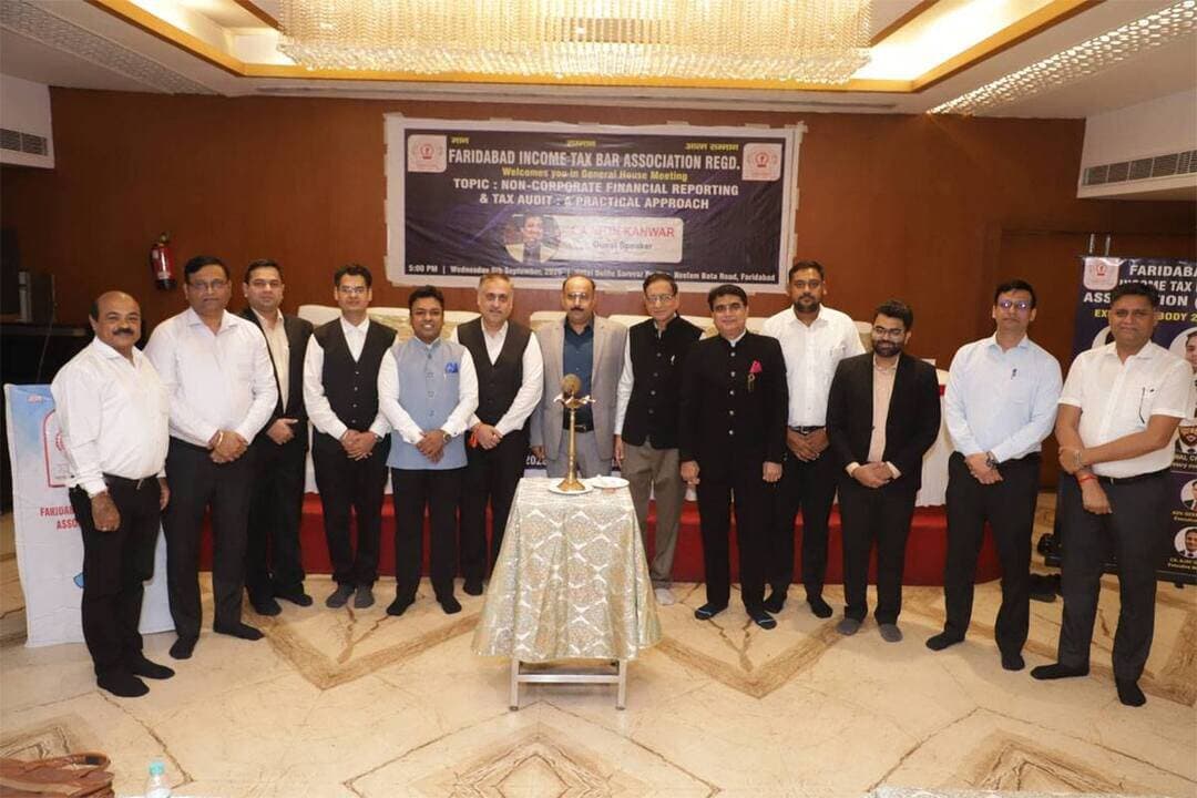 फरीदाबाद इनकम टैक्स बार एसोसिएशन द्वारा 'नॉन-कॉरपोरेट फाइनेंशियल रिपोर्टिंग एवं टैक्स ऑडिट' पर सेमिनार का भव्य आयोजन
👉टैक्स ऑडिट की जटिलताओं को व्यावहारिक दृष्टिकोण से समझना जरूरी: सीए नितिन कंवर
👉एसोसिएशन का संकल्प है हर कानूनी अपडेट से रूबरू रहेंगे हमारे सदस्य: अध्यक्ष सीए आरुष गुप्ता
फरीदाबाद A2z न्यूज़ update, आप की आवाज़ 10 सितंबर नीलम बाटा रोड स्थित होटल डिलाइट सरोवर पोर्टिको में फरीदाबाद इनकम टैक्स बार एसोसिएशन (पंजीकृत) द्वारा 'नॉन-कॉरपोरेट फाइनेंशियल रिपोर्टिंग एंड टैक्स ऑडिट ए प्रैक्टिकल अप्रोच' विषय पर एक भव्य और ज्ञानवर्धक सेमिनार का आयोजन किया गया। इस सेमिनार में शहर के जाने-माने चार्टर्ड अकाउंटेंट्स (CA) और टैक्स अधिवक्ताओं ने बढ़-चढ़कर हिस्सा लिया। कार्यक्रम के मुख्य वक्ता प्रख्यात सीए नितिन कंवर रहे, जिन्होंने टैक्स ऑडिट के व्यावहारिक पहलुओं पर विस्तार से प्रकाश डाला।
कार्यक्रम के मुख्य वक्ता सीए नितिन कंवर ने अपने संबोधन में नॉन-कॉरपोरेट संस्थाओं के वित्तीय विवरणों और टैक्स ऑडिट से जुड़े जटिल नियमों को बेहद सरल और व्यावहारिक तरीके से समझाया। उन्होंने कहा कि बदलते दौर में टैक्स ऑडिट की बारीकियों को समझना हर पेशेवर के लिए अनिवार्य हो गया है। नई गाइडलाइंस और व्यावहारिक दृष्टिकोण को अपनाकर न केवल गलतियों से बचा जा सकता है, बल्कि क्लाइंट्स को भी बेहतर और पारदर्शी सेवाएं दी जा सकती हैं। उन्होंने ऑडिट रिपोर्ट तैयार करते समय रखी जाने वाली सावधानियों पर कई महत्वपूर्ण टिप्स भी सांझा किए, जिसे उपस्थित सदस्यों ने बेहद ध्यानपूर्वक सुना।
सेमीनार को संबोधित करते हुए फरीदाबाद इनकम टैक्स बार एसोसिएशन के अध्यक्ष सीए आरुष गुप्ता ने सभी अतिथियों का स्वागत के उपरांत अपने संबोधन में उन्होंने एसोसिएशन के संकल्प को दोहराते हुए कहा, "हमारी एसोसिएशन का मुख्य उद्देश्य अपने सदस्यों को हमेशा कानूनी बदलावों से अवगत रखना है। एसोसिएशन समय-समय पर इसी तरह की वर्कशॉप और सेमिनार का आयोजन करती रहती है, जिससे हमारे सभी सदस्यों और टैक्स प्रोफेशनल्स को वक्त-वक्त पर नए अपडेट्स और तकनीकी जानकारियां मिलती रहें। यह निरंतर सीखने की प्रक्रिया हमारे पेशे को और अधिक मजबूत बनाती है।"
टैक्स और ऑडिट की गंभीर चर्चा के बीच कार्यक्रम में बेहद सौहार्दपूर्ण माहौल भी देखने को मिला। मंच से एसोसिएशन के उन साथियों का जन्मदिन धूमधाम से सेलिब्रेट किया गया जिनका हाल ही में जन्मदिन था। सभी सदस्यों ने उन्हें शॉल ओढ़ाकर सम्मानित किया ।
इसके साथ ही, समाज और स्वास्थ्य के प्रति अपनी जिम्मेदारी निभाते हुए कार्यक्रम में डॉ. अग्रवाल आई हॉस्पिटल की टीम को विशेष रूप से आमंत्रित किया गया था। अस्पताल के विशेषज्ञों ने उपस्थित सदस्यों को आधुनिक जीवनशैली में आँखों की सुरक्षा और देखभाल हेतु विशेष व अत्यंत महत्वपूर्ण जानकारी दी। इसके अलावा, उन्होंने एसोसिएशन के सदस्यों के लिए विशेष डिस्काउंटेड आई टेस्ट (आँखों की रियायती जांच) की घोषणा भी की, जिसका सभी ने स्वागत किया।
गरिमामयी उपस्थिति
इस सफल कार्यक्रम को आयोजित करने में एसोसिएशन की पूरी कार्यकारिणी ने मुख्य भूमिका निभाई। सेमिनार में मुख्य रूप से उपाध्यक्ष सीए हेमंत खत्री, सचिव सीए विजय कुमार, संयुक्त सचिव सह कोषाध्यक्ष सीए उज्जवल चौधरी उपस्थित रहे। इनके साथ ही कार्यकारी सदस्य एडवोकेट उमेश कुमार, सीए उमेश कुमार जिंदल, एडवोकेट दीपक जोशी, एडवोकेट संजय मट्टा, सीए तरुण गुप्ता और सीए अजय गुप्ता सहित भारी संख्या में एसोसिएशन के सम्मानित सदस्य मौजूद रहे। मंच का संचालन और धन्यवाद ज्ञापन सचिव सीए विजय कुमार द्वारा किया गया।