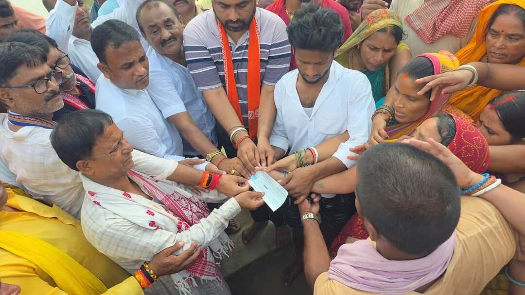 त्वरित कार्रवाई से प्रभावित परिवार को समय पर सहायता
परबत्ता अंचल अंतर्गत लगार पंचायत में डूबने की घटना में मृत व्यक्ति के आश्रित को माननीय विधायक, परबत्ता द्वारा अनुग्रह राशि का चेक प्रदान किया गया।
घटना की सूचना प्राप्त होने के आधा घंटे के भीतर SDRF की टीम द्वारा मौके पर पहुंचकर रेस्क्यू कार्रवाई शुरू की गई, वहीं स्थानीय आपदा मित्र द्वारा शव की खोज कर उसे बरामद किया गया।
प्रशासन द्वारा 3 घंटे के भीतर अनुग्रह राशि का भुगतान सुनिश्चित किया गया।
मौके पर अंचल अधिकारी, परबत्ता, थानाध्यक्ष, परबत्ता, जिला परिषद सदस्य एवं लगार पंचायत के मुखिया उपस्थित रहे।