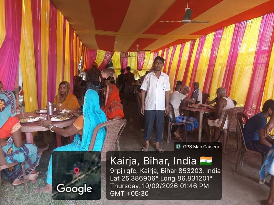 खगड़िया जिला प्रशासन द्वारा जिले के बाढ़ प्रभावित इलाकों में पीड़ितों की सहायता हेतु सामुदायिक रसोई (कम्युनिटी किचन) का सुचारू रूप से संचालन किया जा रहा है। इन राहत केंद्रों पर प्रभावित ग्रामीणों के लिए स्वच्छ एवं सुरक्षित वातावरण में ससमय पौष्टिक भोजन व शुद्ध पेयजल की पुख्ता व्यवस्था की गई है। प्रशासन द्वारा भोजन की गुणवत्ता और बुनियादी सुविधाओं की लगातार निगरानी की जा रही है ताकि किसी भी प्रभावित व्यक्ति को कठिनाई न हो।