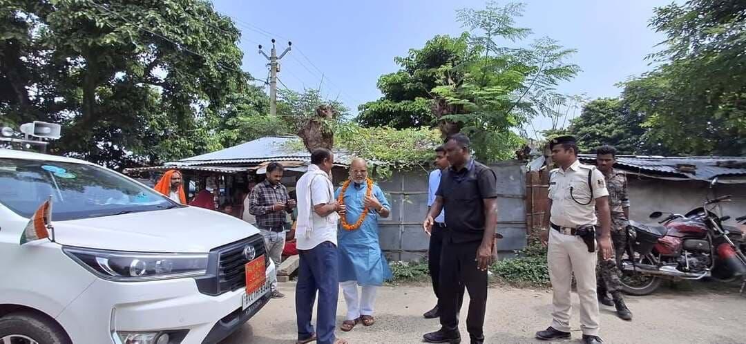 खगड़िया: माननीय मंत्री, आपदा प्रबंधन विभाग, बिहार सरकार, श्री रत्नेश सदा द्वारा खगड़िया जिले के बाढ़ प्रभावित क्षेत्रों का स्थलीय भ्रमण कर प्रशासनिक तैयारियों एवं राहत कार्यों की गहन समीक्षा की गई। निरीक्षण के दौरान माननीय मंत्री महोदय ने जिला प्रशासन द्वारा धरातल पर संचालित उत्कृष्ट व मानवीय राहत कार्यों की सराहना की। बाढ़ प्रभावित परिवारों के लिए संचालित सामुदायिक रसोई (कम्युनिटी किचन) में तीनों पहर—सुबह नाश्ते में चना व केला, दोपहर में दाल-भात व मौसमी हरी सब्जियां और रात में समय पर पौष्टिक गर्म ताजा भोजन परोसा जा रहा है। बच्चों के स्वास्थ्य और शिक्षा को प्राथमिकता देते हुए उन्हें नियमित दूध उपलब्ध कराया जा रहा है, वहीं राहत शिविरों में निरंतर मेडिकल कैंप लगाकर निःशुल्क स्वास्थ्य जांच व दवाइयां दी जा रही हैं। आपात स्थिति से निपटने के लिए सड़क मार्ग पर मेडिकल एम्बुलेंस तथा जलमग्न क्षेत्रों के लिए बोट एम्बुलेंस मुस्तैदी से तैनात हैं। इसके साथ ही पशुपालकों की आजीविका व मवेशियों की सुरक्षा सुनिश्चित करने हेतु व्यापक स्तर पर पशु चारा वितरण और पशु एम्बुलेंस की पुख्ता व्यवस्था को लेकर माननीय मंत्री, आपदा प्रबंधन विभाग, बिहार सरकार ने संतोष जताया।