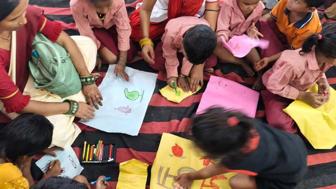 जिला पदाधिकारी, खगड़िया के निर्देशानुसार बापू मध्य विद्यालय स्थित बाढ़ राहत आश्रय शिविर में विस्थापित परिवारों के बच्चों के लिए आंगनबाड़ी केंद्र का सुचारू संचालन किया जा रहा है। शिविर में बच्चों के मानसिक तनाव को दूर करने और उन्हें सहज माहौल देने के उद्देश्य से आंगनबाड़ी सेविकाओं द्वारा चित्रकला, रंग भरने व बाल-गीत जैसी रचनात्मक गतिविधियां कराई जा रही हैं। आपदा की इस घड़ी में बच्चों की सुरक्षा, पोषण और निरंतर सीखने के माहौल को सुनिश्चित करने के लिए प्रशासन द्वारा यह संवेदनशील पहल की गई है।