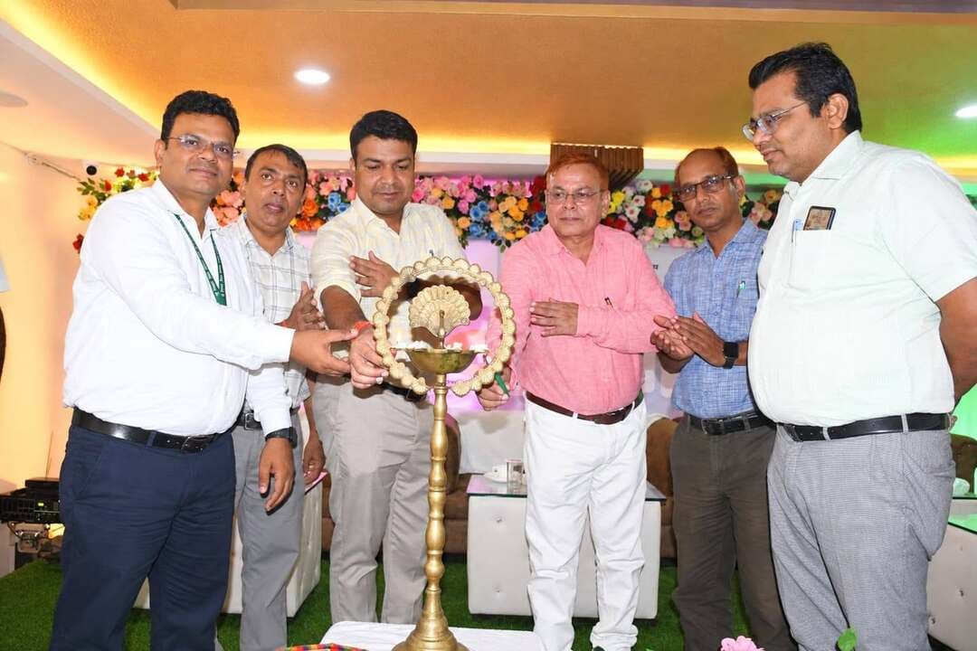 आज दिनांक 10.09.2026 को अर्थ एवं सांख्यिकी निदेशालय, योजना एवं विकास विभाग, बिहार के तत्वावधान में राष्ट्रीय प्रतिदर्श सर्वेक्षण (NSS) के 81वें सत्र के अंतर्गत स्थिति मूल्यांकन सर्वेक्षण (SAS) एवं अखिल भारतीय ऋण और निवेश सर्वेक्षण (AIDIS) विषय पर राज्य स्तरीय प्रशिक्षण-सह-कार्यशाला का आयोजन 10 से 12 सितंबर तक रोहतास जिले में किया जा रहा है।
कार्यशाला का उद्घाटन जिला पदाधिकारी, रोहतास श्री दीपक कुमार मिश्रा एवं उप निदेशक, अर्थ एवं सांख्यिकी निदेशालय, बिहार श्री महेश प्रसाद ने संयुक्त रूप से किया। जिला पदाधिकारी ने गुणवत्तापूर्ण एवं विश्वसनीय आंकड़ों को बेहतर नीति-निर्माण और विकास योजनाओं का आधार बताते हुए सर्वेक्षण कार्य में शुद्धता, गोपनीयता एवं निर्धारित मानकों के पालन पर जोर दिया। जिला पदाधिकारी ने प्रशिक्षण में शामिल सभी पदाधिकारियों एवं अन्वेषकों से प्रशिक्षण के दौरान सर्वेक्षण की तकनीकी एवं व्यावहारिक बारीकियों को समझने तथा क्षेत्रीय कार्य के दौरान पूरी गंभीरता एवं संवेदनशीलता के साथ कार्य करने को कहा। उन्होंने कहा कि सही आंकड़े ही बेहतर नीति और बेहतर विकास का आधार बनते हैं।
कार्यशाला में सभी प्रमंडलों के उप निदेशक, सांख्यिकी, जिलों के जिला सांख्यिकी पदाधिकारी एवं अन्वेषक भाग ले रहे हैं। प्रतिभागियों को सर्वेक्षण की अवधारणा, नमूना चयन, क्षेत्रीय सर्वेक्षण एवं गुणवत्तापूर्ण आंकड़ा संग्रहण का प्रशिक्षण दिया जा रहा है।
कार्यक्रम का आयोजन जिला सांख्यिकी पदाधिकारी, रोहतास श्री प्रमोद कुमार के समन्वय एवं सहयोग से किया जा रहा है। इसका उद्देश्य सर्वेक्षण से जुड़े कर्मियों को प्रशिक्षित कर सटीक एवं विश्वसनीय आंकड़ों का संग्रहण सुनिश्चित करना है।
#IPRD
#BiharGovernment
#TrainingWorkshop
#Rohtas
Information & Public Relations Department, Government of Bihar