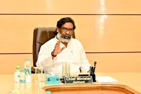 झारखंड आंदोलन के वीरों को दी श्रद्धांजलि, हेमंत सोरेन ने कहा- जल, जंगल, जमीन और अधिकारों के लिए लड़ने वालों का संघर्ष पीढ़ियों को देता रहेगा प्रेरणा
गुवा गोलीकांड के शहीदों को CM हेमंत ने किया याद, बोले- ‘कुर्बानी कभी भुलाई नहीं जाएगी’
रांची: मुख्यमंत्री हेमंत सोरेन ने गुवा गोलीकांड के शहीदों समेत झारखंड आंदोलन से जुड़े सभी वीरों को याद करते हुए श्रद्धांजलि दी। मुख्यमंत्री ने सोशल मीडिया पर पोस्ट साझा कर कहा कि झारखंड की धरती हमेशा से जल, जंगल, जमीन और अपने अधिकारों के लिए संघर्ष करने वाले लोगों की धरती रही है।
मुख्यमंत्री ने अपने संदेश में कहा कि गुवा गोलीकांड के शहीदों और झारखंड आंदोलन से जुड़े अनेक लोगों ने अपने अधिकारों और अलग झारखंड की पहचान के लिए संघर्ष किया। इस संघर्ष के दौरान कई वीरों ने अपने प्राणों तक की आहुति दे दी।
‘कई वीर आज हमारे बीच नहीं, लेकिन संघर्ष जिंदा है’
हेमंत सोरेन ने कहा कि झारखंड के हक और अधिकार के लिए संघर्ष