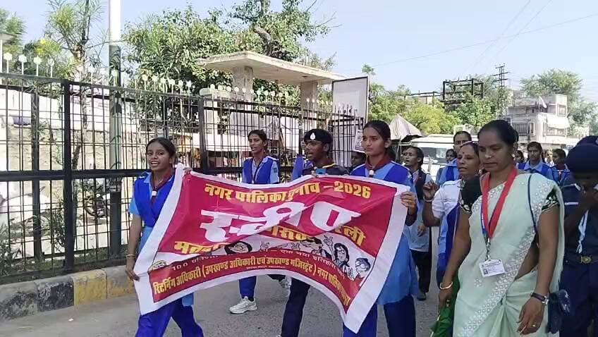 स्काउट गाइड ने निकाली जागरूकता रैली दिया निर्भीक होकर मतदान करने का संदेश
शाहपुरा (भीलवाड़ा)-राजेन्द्र खटीक
शाहपुरा-नगर पालिका चुनाव को लेकर मतदाता जागरूकता अभियान के तहत स्काउट गाइड एवं राजकीय उच्च माध्यमिक विद्यालय व वीर माता माणिक कवर विद्यालय के छात्र-छात्राओं ने मतदाता जागरूक रैली निकाली।रैली को रिटर्निंग अधिकारी बनवारी लाल सिनसिनवार ने उपखण्ड कार्यालय से हरी झंडी दिखाकर रवाना किया।रैली में शामिल छात्र-छात्राओं ने मतदाताओं को मतदान के प्रति जागरूक करते हुए लोकतंत्र के महापर्व में अधिक से अधिक भागीदारी का संदेश दिया।रैली भीलवाड़ा रोड़, त्रिमूर्ति चौराया एवं मुख्य बाजार से होकर गुजरी।इस दौरान विद्यार्थीयो ने मतदाताओं को बिना किसी भय या दबाव के अपने मताधिकार का प्रयोग करने के लिए प्रेरित किया।रैली में स्काउट गाइड प्रभारी उर्मिला पाराशर, प्राचार्य सुरेन्द्र सिंह बारहठ,चुनाव शाखा प्रभारी सुनील सुखवाल सहित विद्यालय के शिक्षक एवं छात्र-छात्राए मौजूद रहे।अधिकारियों ने कहा कि लोकतंत्र को मजबूत बनाने के लिए प्रत्येक मतदाता का मतदान करना जरूरी है।