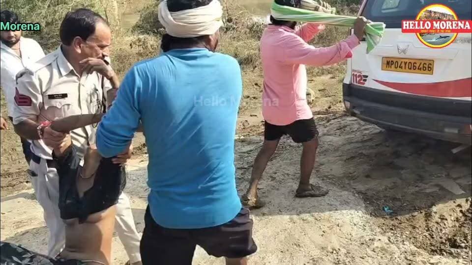 पुल पर खड़ी महिला ने लगा दी नदी में छलांग, ई-रिक्शा चालक ने दिखाई हिम्मत, तुरंत कूदा और बचा ली महिला की जान👇
वाकया कैलारस क्षेत्र में नेपरी स्थित क्वारी नदी के पुल का है। यहां गुरुवार की सुबह सबलगढ़ की रहने वाली एक महिला बबली गौड़, 26 वर्ष, अचानक नदी में कूद गई। महिला को नदी में कूदता देख सड़क से गुजर रहे एक ई-रिक्शा चालक ने बिना देर किए नदी में छलांग लगा दी और महिला को बचाने के लिए प्रयास शुरू कर दिए।
ई-रिक्शा चालक की तत्परता और साहस के चलते महिला को नदी से बाहर निकाल लिया गया और उसकी जान बच गई। घटना की सूचना मिलते ही पुलिस भी मौके पर पहुंच गई और बबली को सीधे अस्पताल भेज दिया। पुलिस ने मामले की पड़ताल भी शुरू कर दी है।