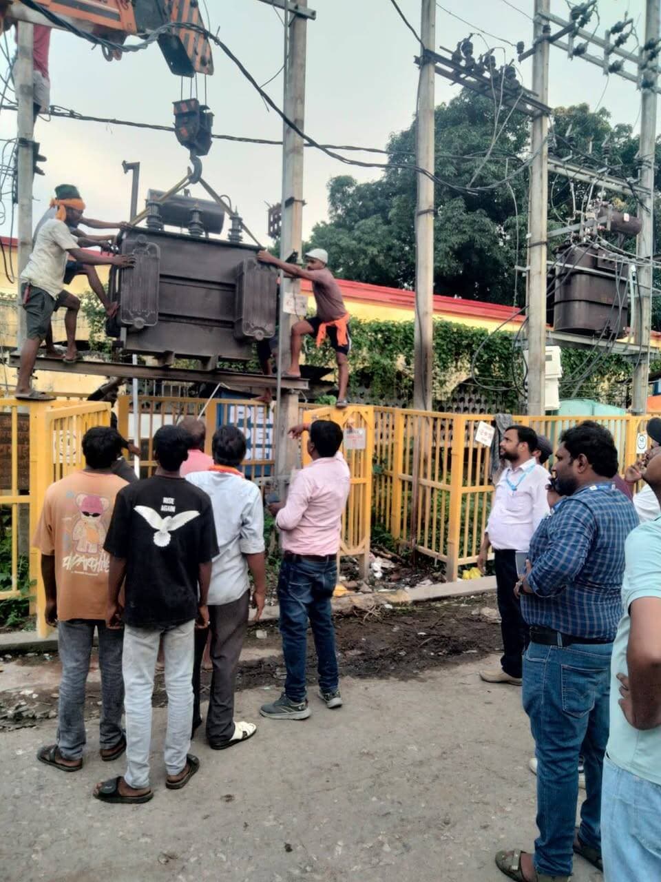 पितृपक्ष मेले में नहीं गुल होगी बिजली! 24 घंटे मुस्तैद रहेगा विद्युत विभाग, गया जी में निर्बाध आपूर्ति को लेकर 7 कंट्रोल रूम तैयार, तीन शिफ्टों में तैनात रहेंगी टीमें; 9 किमी AB केबल बिछी, 8 ट्रांसफॉर्मरों की बढ़ाई जा रही क्षमता
गया: पितृपक्ष मेला 2026 में देश-विदेश से गया जी पहुंचने वाले लाखों श्रद्धालुओं को निर्बाध और सुरक्षित बिजली उपलब्ध कराने के लिए विद्युत विभाग ने कमर कस ली है। 25 सितंबर से 11 अक्टूबर तक चलने वाले पितृपक्ष मेले को देखते हुए विभाग ने मेला क्षेत्र में विद्युत व्यवस्था को चाक-चौबंद करने के लिए व्यापक तैयारी शुरू कर दी है। विभाग का जोर न केवल 24 घंटे बिजली आपूर्ति पर है, बल्कि किसी भी तकनीकी खराबी की स्थिति में तत्काल कार्रवाई करने पर भी है। विद्युत अधीक्षण अभियंता, विद्युत आपूर्ति अंचल, गयाजी संदीप प्रकाश ने बताया कि श्रद्धालुओं की भारी भीड़ को देखते हुए पूरे मेला क्षेत्र में निर्बाध विद्युत आपूर्ति सुनिश्चित करने के लिए 7 नियंत्रण कक्ष (कंट्रोल रूम) बनाए गए हैं। इन कंट्रोल रूम में अधिकारियों और कर्मचारियों की तीन पालियों में ड्यूटी लगाई जाएगी। फील्ड में तैनात टीमों के बीच त्वरित सूचना आदान-प्रदान के लिए उन्हें वॉकी-टॉकी से लैस किया जा रहा है, ताकि शिकायत मिलते ही मौके पर टीम पहुंच सके।
9 किलोमीटर कवर तार, खुले ट्रांसफॉर्मरों की हो रही बैरीकेडिंग
गयाजी शहरी क्षेत्र में विद्युत सुरक्षा को लेकर कई महत्वपूर्ण काम किए जा रहे हैं। बंगाली आश्रम से मंदिर तक पेड़ों की छंटाई पूरी कर ली गई है। शाहमीर तक्या मोड़ से मंदिर तक फैले विद्युत तारों को व्यवस्थित करने का काम जारी है। दुर्घटनाओं की आशंका को देखते हुए खुले ट्रांसफॉर्मरों की बैरीकेडिंग कराई जा रही है। वहीं, खुले नंगे तारों को हटाकर अब तक करीब 9 किलोमीटर AB Cable (कवर तार) बिछाई जा चुकी है। सभी 33 केवी और 11 केवी फीडरों का रखरखाव भी पूरा कर लिया गया है। मेला क्षेत्र में बढ़ने वाले विद्युत भार को देखते हुए करीब 8 अदद 200 केवीए ट्रांसफॉर्मरों की क्षमता बढ़ाकर 315 केवीए की जा रही है।
प्रेतशिला से सीता कुंड तक बिजली व्यवस्था मजबूत
ग्रामीण विद्युत प्रमंडल द्वारा भी मेला क्षेत्र में तैयारियां तेज कर दी गई हैं। प्रेतशिला पहाड़ी और मेला क्षेत्र में स्थापित 4 ट्रांसफॉर्मरों का रखरखाव पूरा कर लिया गया है। प्रेतशिला पहाड़ पर बिजली आपूर्ति को मजबूत करने के लिए 15 नए पोल गाड़कर लाइन को ऊपर ले जाने का काम चल रहा है। आसपास के क्षेत्रों में करीब 5 किलोमीटर LT लाइन की केबलिंग की गई है। अमरपुर फीडर में 11 केवी लाइन के लगभग 2 किलोमीटर खुले तारों को कवर तारों से बदला जा रहा है। मानपुर प्रमंडल के सीता कुंड मेला क्षेत्र में भी विद्युत व्यवस्था को मजबूत किया गया है। यहां एक अतिरिक्त 200 केवीए ट्रांसफॉर्मर लगाया गया है। साथ ही 11 केवी लाइन का रखरखाव, करीब 500 मीटर रिकंडक्ट्रिंग और LT केबलिंग का कार्य पूरा कराया गया है।
पोल पर डाइइलेक्ट्रिक पेंट, PSS की होगी जांच
मेला क्षेत्र से जुड़े सभी पावर सब-स्टेशनों की जांच MRT टीम द्वारा की जा रही है। बिजली पोलों पर सुरक्षा की दृष्टि से डाइइलेक्ट्रिक पेंट कराया जा रहा है। अस्थायी पंडालों, शिविरों और दुकानों को तत्काल अस्थायी विद्युत कनेक्शन उपलब्ध कराने की व्यवस्था की गई है।
इसके अलावा दंडीबाग विद्युत शक्ति उपकेंद्र की मरम्मत एवं सौंदर्यीकरण का कार्य जारी है। सभी कार्यपालक अभियंताओं को तीर्थयात्रियों के आवासन स्थलों के आसपास विद्युत तारों की मरम्मत और सुरक्षा व्यवस्था सुनिश्चित करने का सख्त निर्देश दिया गया है। कुल मिलाकर, पितृपक्ष मेले में बिजली व्यवस्था को लेकर विभाग ने ऐसा इंतजाम तैयार करने का लक्ष्य रखा है कि श्रद्धालुओं को बिजली कटौती या तकनीकी खराबी के कारण किसी तरह की परेशानी का सामना न करना पड़े और गया जी की धार्मिक यात्रा उनके लिए सुरक्षित एवं सुविधाजनक रहे।