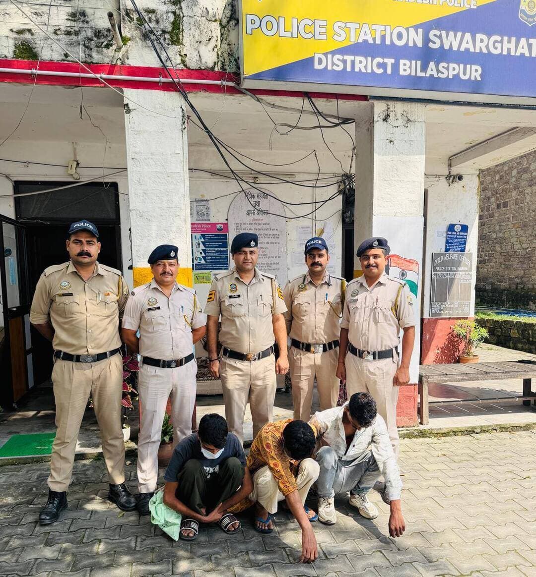 *तीन युवकों से 10.50 ग्राम चिट्टा बरामद, बैकवर्ड लिंक पर कार्रवाई करते हुए मुख्य सप्लायर भी गिरफ्तार*
दिनांक 07.09.2026 को SDT बिलासपुर द्वारा स्वारघाट क्षेत्र में केंचीमोड़ पर नाकाबंदी के दौरान एक कार की चेकिंग की गई। कार में सवार प्रेम लाल पुत्र नैणु राम, निवासी गांव व डाकघर सकरोहा, तहसील एवं थाना बल्ह, जिला मंडी, उम्र 31 वर्ष; ललित कुमार पुत्र कांशी राम, निवासी गांव जतरौर, डाकघर सकरोहा, तहसील एवं थाना बल्ह, जिला मंडी, उम्र 41 वर्ष तथा चमन लाल पुत्र पूर्ण चंद, निवासी गांव व डाकघर सकरोहा, तहसील एवं थाना बल्ह, जिला मंडी, उम्र 30 वर्ष से 10.50 ग्राम हेरोइन/चिट्टा बरामद किया गया।
इस संबंध में पुलिस थाना स्वारघाट में अभियोग संख्या 67/2026 दिनांक 07.09.2026, धारा 21, 29 ND&PS Act के तहत मामला दर्ज किया गया।
मामले की जांच के दौरान आरोपियों के मोबाइल फ़ोन,बैंक खातों एवं अन्य डिजिटल साक्ष्यों का विश्लेषण किया गया। जांच में पंजाब निवासी मलविंद्र सिंह पुत्र जसविंद्र सिंह, निवासी गांव सुधा माजरा, जिला SBS नगर, पंजाब, उम्र 31 वर्ष की चिट्टे की मुख्य सप्लायर के रूप में संलिप्तता सामने आई।
स्वारघाट की टीम के द्वारा उपलब्ध साक्ष्यों के आधार पर पंजाब में दबिश दी गई और मलविंदर सिंह को गिरफ्तार किया गया।
प्राथमिक जांच में यह भी सामने आया है की आरोपी मलविंदर पुलिस की निगरानी से बचने के लिए अन्य लोगों के खातों का इस्तेमाल करता था और बेचे गए चिट्टे की रकम अपने साथियों के अकाउंट में डलवाता था और तुरंत वहां से अपने अकाउंट में डलवा लेता था।
मलविंद्र सिंह एक सक्रिय चिट्टा सप्लायर है, जिसके विरुद्ध पूर्व में भी NDPS Act के तहत दो मामले दर्ज हैं। उसका आपराधिक इतिहास निम्नलिखित है:
1. मुकदमा संख्या 57/2025 दिनांक 24.05.2025, धारा 21, 29, 27-61-85 NDPS Act, पुलिस थाना सदर रूपनगर, पंजाब — इस मामले में 100 ग्राम चिट्टा बरामद हुआ था।
2. मुकदमा संख्या 49/2022 दिनांक 29.05.2022, धारा 21, 61-85 NDPS Act, पुलिस थाना बडाली आला सिंह, पंजाब — इस मामले में 4 ग्राम चिट्टा बरामद हुआ था।
इस मामले में अब तक 4 आरोपितों की गिरफ्तारी की जा चुकी है।
बिलासपुर पुलिस द्वारा NDPS मामलों में बैकवर्ड लिंक जांच के माध्यम से नशे की सप्लाई के स्रोत एवं पूरे नेटवर्क को चिन्हित कर सप्लाई चेन को ध्वस्त करने पर विशेष ध्यान दिया जा रहा है। मामले में आगामी जांच जारी है।