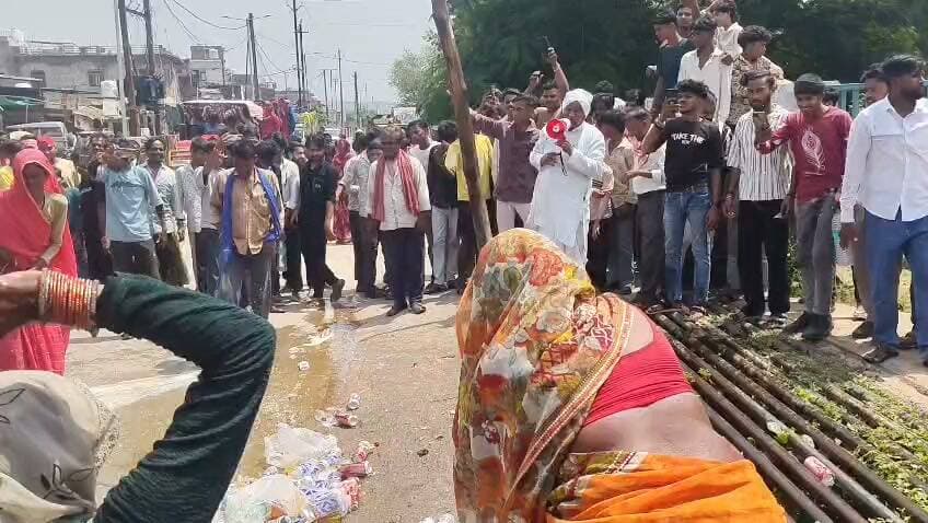 शराब दुकान के विरोध में महिलाओं का प्रदर्शन, लाठियों से शराब की बोतलें तोड़ीं
शिवपुरी/भौती। शिवपुरी जिले के भौती थाना क्षेत्र में शराब दुकान के विरोध में महिलाओं का आक्रोश सामने आया। बड़ी संख्या में महिलाएं शराब बिक्री के विरोध में प्रदर्शन करते हुए सामने आईं। प्रदर्शन के दौरान महिलाओं ने लाठियों की मदद से शराब की बोतलें तोड़कर अपना विरोध जताया।
महिलाओं का कहना है कि क्षेत्र में शराब की बिक्री से परिवारों और सामाजिक वातावरण पर प्रतिकूल प्रभाव पड़ रहा है। उनका आरोप है कि शराब की वजह से आए दिन लोगों को परेशानियों का सामना करना पड़ता है, इसलिए संबंधित शराब दुकान को लेकर प्रशासन को गंभीरता से निर्णय लेना चाहिए।
प्रदर्शन के दौरान महिलाएं भौती थाना परिसर/थाने के सामने भी पहुंचीं और प्रशासन से शराब दुकान के संबंध में जांच कर उचित कार्रवाई की मांग की। महिलाओं ने स्पष्ट रूप से कहा कि क्षेत्र में शराब की बिक्री को लेकर उनकी शिकायतों पर प्रशासन को ध्यान देना चाहिए।
महिलाओं के प्रदर्शन की सूचना मिलने के बाद पुलिस मौके पर पहुंची और स्थिति को संभाला। पुलिस द्वारा घटना की जानकारी जुटाई जा रही है। मामले में नियमों के अनुसार आवश्यक कार्रवाई की बात कही गई है।
अब देखने वाली बात होगी कि महिलाओं के विरोध और शिकायत के बाद आबकारी विभाग एवं प्रशासन शराब दुकान के संबंध में क्या निर्णय लेते हैं। महिलाओं ने प्रशासन से पूरे मामले की जांच कर क्षेत्र के हित में उचित कदम उठाने की मांग की है।
P.NEWZ INDIA
पत्रकार राम मनोहर मिश्रा
सच के साथ हर कदम