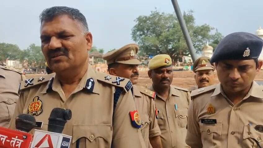 पुलिस महानिरीक्षक पीएसी द्वारा भाद्रपद अमावस्या मेला के दृष्टिगत रामघाट क्षेत्र का भ्रमण/निरीक्षण
पुलिस महानिरीक्षक पीएसी, प्रयागराज अनुभाग, प्रयागराज धर्मवीर सिंह द्वारा जनपद चित्रकूट के रामघाट क्षेत्र का भ्रमण/निरीक्षण किया गया। इस दौरान अपर पुलिस अधीक्षक चित्रकूट पीयूषकांत राय उपस्थित रहे।
भाद्रपद अमावस्या मेले के अवसर पर मंदाकिनी नदी के रामघाट पर लाखों श्रद्धालुओं के स्नान/दर्शन हेतु आगमन के दृष्टिगत सुरक्षा एवं कानून व्यवस्था हेतु पीएसी एवं फ्लड कम्पनी की तैनाती की गयी है।
महोदय द्वारा निम्न बिन्दुओं पर निरीक्षण किया गया -
1. रामघाट पर तैनात पीएसी बल एवं फ्लड पीएसी कम्पनी के जवानों की ड्यूटी प्वाइंट को चेक किया गया तथा ड्यूटी रजिस्टर का अवलोकन किया गया।
2. घाटों पर बैरिकेडिंग, गोताखोरों की उपलब्धता, लाइफ जैकेट, ट्यूब एवं अन्य राहत बचाव उपकरणों की उपलब्धता को चेक किया गया।
3. मेले में लगे सीसीटीवी कैमरों, कंट्रोल रूम एवं लाउड हेलर सिस्टम का निरीक्षण किया गया।
दिये गये आवश्यक दिशा-निर्देश -
1. सभी अधिकारी/कर्मचारीगण सतर्कता एवं मुस्तैदी के साथ ड्यूटी करें तथा श्रद्धालुओं के साथ शालीन व्यवहार रखें।
2. स्नान घाटों पर भीड़ नियंत्रण हेतु पर्याप्त पुलिस बल लगाकर श्रद्धालुओं को बारी-बारी से सुरक्षित स्नान कराया जाये, गहरे पानी में जाने से रोका जाये।
3. फ्लड कम्पनी के जवान 24 घंटे अलर्ट मोड में रहें तथा किसी भी आकस्मिक स्थिति से निपटने हेतु तत्पर रहें।
4. अफवाहों पर सतर्क दृष्टि रखी जाये तथा मेले में संदिग्ध व्यक्ति/वस्तु पर विशेष निगरानी रखी जाये।
5. ड्यूटी में किसी भी प्रकार की लापरवाही क्षम्य नहीं होगी।
भ्रमण के दौरान संबंधित थाना प्रभारी, पीएसी/फ्लड कम्पनी के प्रभारी एवं अन्य अधिकारी/कर्मचारीगण उपस्थित रहे।