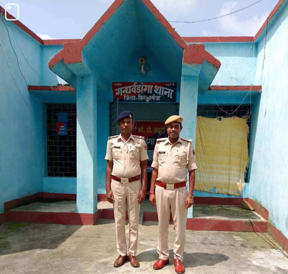 पुलिस अधीक्षक, किशनगंज के निर्देशानुसार जिला के सभी थानों में प्रतिदिन रोल कॉल (Roll Call) की प्रक्रिया अनिवार्य रूप से की जा रही है।
इसका मुख्य उद्देश्य पुलिस बल को अपडेट रखना, उनकी समस्याओं को सुनना और दिनभर के कार्यों की रूपरेखा तैयार करना है।