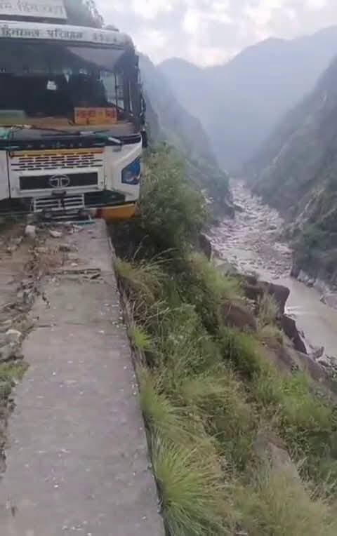 किन्नौर में सुबह HRTC बस बड़े हादसे का शिकार होने से बच गई. रिकांगपिओ जा रही बस के ब्रेक का प्रेशर डाउन होने के बाद पोस्पा के पास मोड़ पर अगला टायर सड़क से बाहर निकल गया. जिसके बाद बस चालक ने बस को नियंत्रित कर डंगे पर रोक लिया. जानकारी के मुताबिक हादसे के वक्त बस में करीब 10 यात्री सवार थे. बस चालक की सूझबूझ की वजह से बड़ा हादसा टल गया.
#HRTC #Kinnaur #HimachalNews