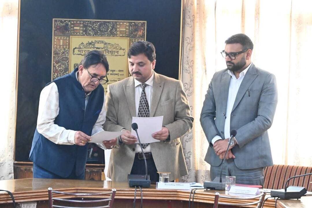जिला परिषद शिमला के अध्यक्ष एवं उपाध्यक्ष का निर्वाचन संपन्न
जिला परिषद शिमला के अध्यक्ष एवं उपाध्यक्ष का निर्वाचन आज यहां बचत भवन में निर्धारित प्रक्रिया के तहत शांतिपूर्ण एवं सफलतापूर्वक संपन्न हुआ। निर्वाचन प्रक्रिया उपायुक्त शिमला एवं पीठासीन अधिकारी अनुपम कश्यप की अध्यक्षता में संपन्न करवाई गई।
अध्यक्ष पद के लिए भूपेंद्र एवं सुरेंद्र रेटका, जबकि उपाध्यक्ष पद के लिए भरत सिंह कलांटा एवं मीनाक्षी प्रत्याशी के रूप में चुनाव मैदान में थे।
अध्यक्ष पद के लिए हुए मतदान में भूपेंद्र को 13 मत, जबकि सुरेंद्र रेटका को 10 मत प्राप्त हुए। मतदान के दौरान दो मत अवैध घोषित किए गए। इस प्रकार भूपेंद्र को जिला परिषद शिमला का अध्यक्ष निर्वाचित घोषित किया गया। इसी प्रकार, उपाध्यक्ष पद के लिए हुए मतदान में भरत सिंह कलांटा को 14 मत तथा मीनाक्षी को 10 मत प्राप्त हुए, जबकि एक मत अवैध घोषित किया गया। परिणामस्वरूप भरत सिंह कलांटा को जिला परिषद शिमला का उपाध्यक्ष निर्वाचित घोषित किया गया।
निर्वाचन प्रक्रिया पूर्ण होने के उपरांत उपायुक्त एवं पीठासीन अधिकारी अनुपम कश्यप ने नवनिर्वाचित अध्यक्ष भूपेंद्र तथा उपाध्यक्ष भरत सिंह कलांटा को निर्धारित शपथ दिलाई।
इस अवसर पर उपायुक्त ने नवनिर्वाचित अध्यक्ष एवं उपाध्यक्ष को बधाई एवं शुभकामनाएं देते हुए आशा व्यक्त की कि वे जिला परिषद के दायित्वों का निर्वहन पूरी निष्ठा, पारदर्शिता एवं जिम्मेदारी के साथ करेंगे। उन्होंने कहा कि जिला परिषद ग्रामीण विकास एवं जनकल्याण से जुड़े कार्यों में महत्वपूर्ण भूमिका निभाती है तथा नवनिर्वाचित पदाधिकारियों के नेतृत्व में जिले के ग्रामीण क्षेत्रों के विकास को नई गति मिलेगी।
निर्वाचन प्रक्रिया शांतिपूर्ण एवं सुचारू रूप से संपन्न हुई। इस अवसर पर संबंधित अधिकारी एवं कर्मचारी उपस्थित रहे।
-०-