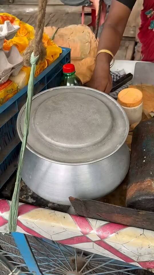 🔥 Kolkata Famous Egg Fry Making Process | Street Food 🍳
#KolkataStreetFood #EggFry #EggFryMaking #StreetFood #IndianStreetFood #KolkataFood #Foodie #StreetFoodIndia