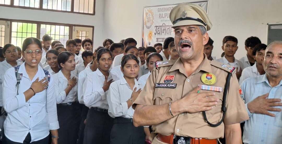 राजकीय बहुतकनीकी राजपुर में नशामुक्ति जागरूकता कार्यक्रम में 500 से अधिक विद्यार्थियों ने नशामुक्त आंदोलन में लिया भाग
नशे से स्वतंत्रता संग्राम पर एनसीबी हरियाणा द्वारा दिलाई शपथ
यमुनानगर। हरियाणा राज्य नारकोटिक्स नियंत्रण ब्यूरो के अतिरिक्त पुलिस महानिदेशक श्री संजय कुमार, IPS के दिशा-निर्देशन तथा फरीदाबाद के संयुक्त आयुक्त एवं ब्यूरो के उप पुलिस महानिरीक्षक श्री राजेंद्र कुमार मीणा, IPS के नेतृत्व में राजकीय बहुतकनीकी राजपुर में नशे के विरुद्ध एक दिवसीय 112 वां व्यापक जागरूकता कार्यक्रम आयोजित किया गया। ब्यूरो के जागरूकता कार्यक्रम एवं पुनर्वास प्रभारी/ उप निरीक्षक डॉ. अशोक कुमार वर्मा द्वारा यह कार्यक्रम किया गया जिसमे 550 से अधिक विद्यार्थी एवं 35 शिक्षक आदि उपस्थित रहे। संस्थान के उप प्राचार्य राज कुमार चौहान, देव सुमन वर्मा, संदीप तंवर और भीम सिंह आदि की उपस्थिति में आयोजित कार्यक्रम में ब्यूरो के जागरूकता कार्यक्रम एवं पुनर्वास प्रभारी/ उप निरीक्षक डॉ. अशोक कुमार वर्मा ने विद्यार्थियों को नशे के विरुद्ध जागरूक करते हुए कहा कि आज स्वस्थ एवं सुरक्षित परिवार और समाज के निर्माण में सभी को मिलकर एक युद्ध नशे के विरुद्ध लड़ना है। आज हमें नशे से स्वतंत्रता संग्राम में सहभगिता करने की आवश्यकता है। उन्होंने कहा नशा हमारे लिए स्वार्थ त्याग योग्य है क्योंकि “यदि नशा होता अच्छा, माँ कहती—खा ले मेरे बच्चा।" उन्होंने विद्यार्थियों में संस्कार और सभ्यता से जुड़ने पर जोर देते हुए कहा कि भारत को महान बनाने में सभी के साथ की आवश्यकता है। प्रतिबंधित नशों पर प्रहार करते हुए बताया कि भारत में अधिकतर नशा विदेशों से आ रहा है और वो भी भारत को कमजोर करने के लिए। भारत सरकार और हरियाणा सरकार द्वारा नशा मुक्त अभियान तीन स्तरों पर चलाकर इसको समुल नष्ट करने पर कार्य किया जा रहा है। डॉ. अशोक कुमार वर्मा ने काव्य के माध्यम से कहा कि नशा कोई करने से बुरा है नशे के व्यापार करना, ऐसे पाप की कमाई से तो अच्छा है परिश्रम करके पेट भरना। प्रतिबंधित नशों के विरुद्ध 1933 अथवा 9050891508 पर गुप्त सूचना देने के लिए प्रोत्साहित किया गया। कार्यक्रम के अंत में शपथ ग्रहण करवाई। शिक्षक वर्ग ने डॉ. वर्मा का आभार व्यक्त किया और उन्हें स्मृति चिन्ह से सम्मानित किया।