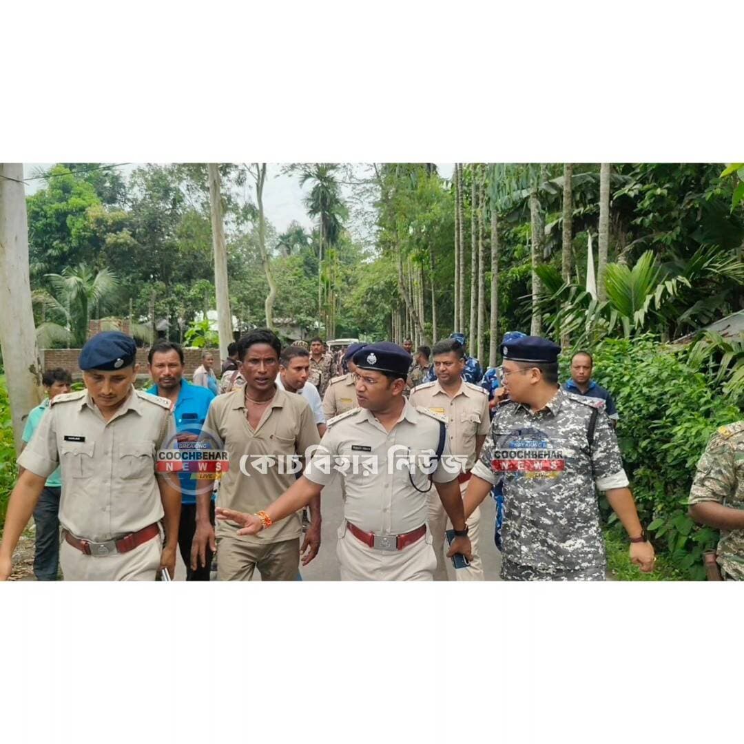 Dinhata| দিনহাটার নটকোবাড়িতে পুলিশ ও কেন্দ্রীয় বাহিনীর রুট মার্চ।