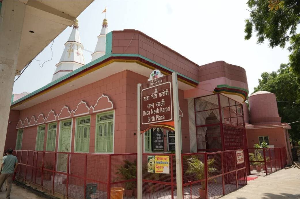 महासमाधि दिवस पर यूपी पर्यटन की बड़ी पहल, नीब करोरी बाबा के नाम से बना नया आध्यात्मिक सर्किट
श्रद्धेय संत नीब करोरी बाबा के महासमाधि दिवस पर उत्तर प्रदेश पर्यटन विभाग ने बड़ा कदम उठाया है। बाबा की विरासत से जुड़े प्रमुख स्थलों को जोड़कर नया 'नीब करोरी बाबा सर्किट' बनाया जा रहा है।
इस सर्किट में फिरोजाबाद का अकबरपुर (जन्मस्थली), फर्रुखाबाद आश्रम, वृंदावन समाधि मंदिर और लखनऊ हनुमान सेतु मंदिर शामिल हैं। अकबरपुर और फर्रुखाबाद में ₹12.93 करोड़ से पर्यटन सुविधाएं विकसित की जा रही हैं।
यूपीएसटीडीसी ने दिल्ली-लखनऊ से 2, 3 और 5 दिन के 5 विशेष टूर पैकेज शुरू किए हैं। बुकिंग के लिए संपर्क करें - 9149099890 या http://upstdc.co.in पर।
पर्यटन मंत्री जयवीर सिंह ने कहा - बाबा की विरासत को संरक्षित कर देश-दुनिया तक पहुंचा रही है सरकार।
#DDMNewsUP #NeemKaroliBaba #UPTourism #Firozabad #MahsamadhiDiwas