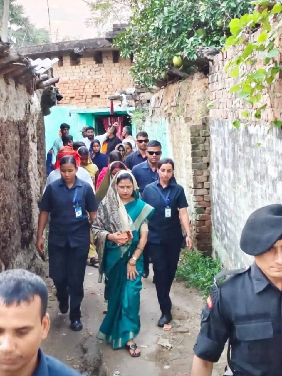📍बाढ़ पीड़ितों के बीच पहुंचीं CM की पत्नी ममता कुमारी,ने राहत कार्यों का लिया जायजा..See more
मुंगेर। बिहार के मुख्यमंत्री सम्राट चौधरी की पत्नी ममता कुमारी ने असरगंज प्रखंड के बाढ़ प्रभावित क्षेत्रों का दौरा कर हालात का जायजा लिया। उन्होंने पुरुषोत्तमपुर, ढोल पहाड़ी, अमइया, बैजलपुर और बेलसीरा गांव पहुंचकर प्रभावित परिवारों से मुलाकात की और उनकी समस्याएं सुनीं। इस दौरान ममता कुमारी ने राहत एवं बचाव कार्यों की समीक्षा करते हुए अधिकारियों को प्रभावित लोगों तक आवश्यक सहायता प्राथमिकता के आधार पर पहुंचाने का निर्देश दिया। मौके पर संबंधित पदाधिकारी एवं स्थानीय गणमान्य लोग मौजूद रहे।