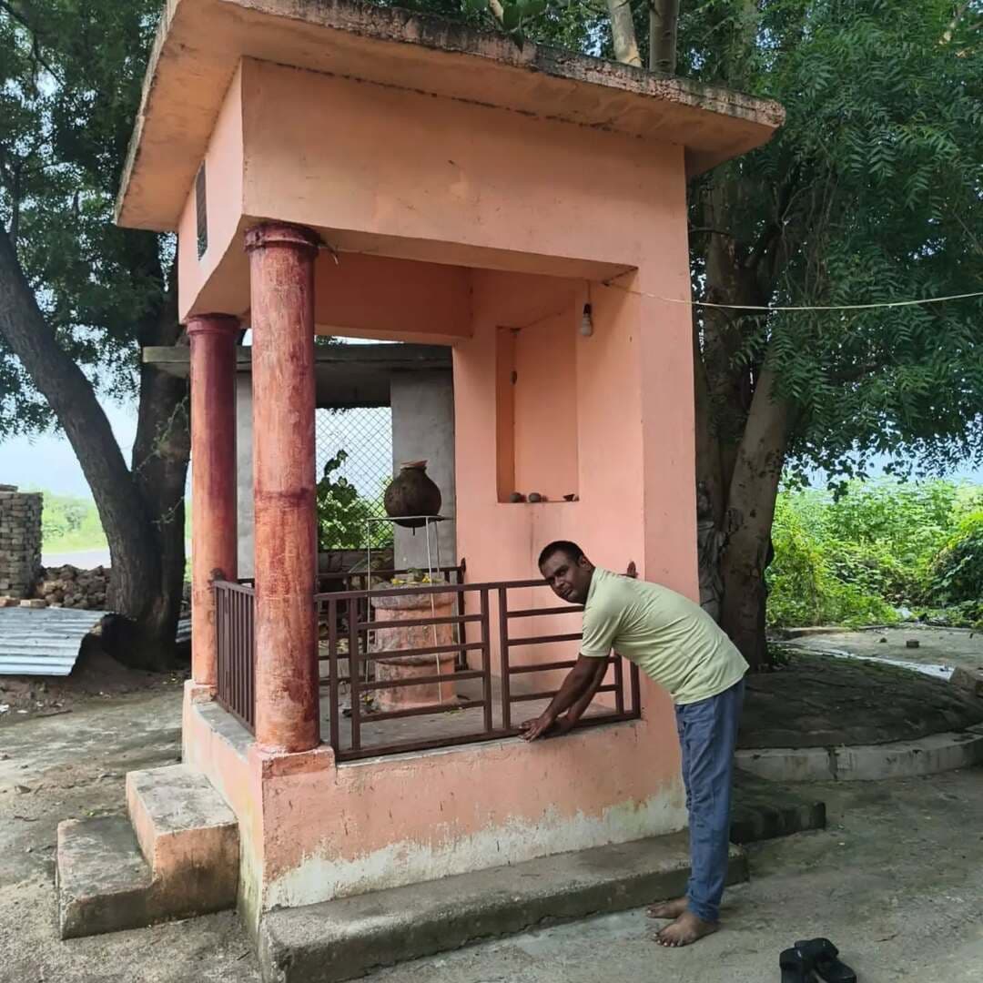 भरुआ हमीरपुर रोड स्थित पावन नरहे बाबा मंदिर में दर्शन-पूजन करने का सौभाग्य प्राप्त हुआ। 🙏
बाबा के चरणों में शीश नवाकर मन को अद्भुत शांति और आध्यात्मिक ऊर्जा का अनुभव हुआ। ईश्वर से यही प्रार्थना है कि सभी पर बाबा का आशीर्वाद बना रहे और जीवन में सुख, शांति एवं समृद्धि आए।
जय नरहे बाबा 🙏🚩
हर हर महादेव 🔱