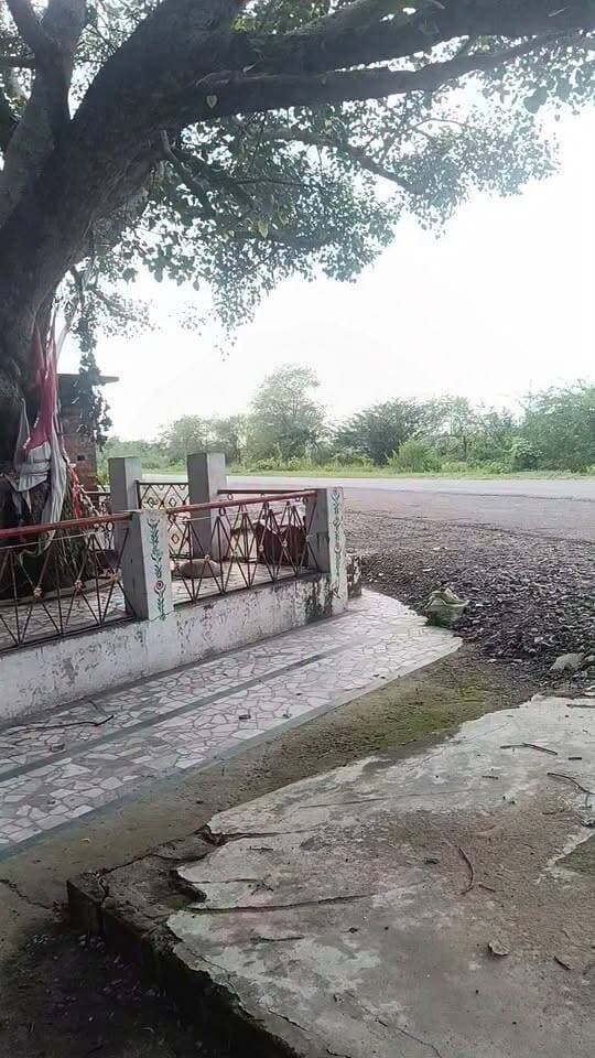 भरुआ हमीरपुर रोड स्थित पावन नरहे बाबा मंदिर में दर्शन-पूजन करने का सौभाग्य प्राप्त हुआ। 🙏
बाबा के चरणों में शीश नवाकर मन को अद्भुत शांति और आध्यात्मिक ऊर्जा का अनुभव हुआ। ईश्वर से यही प्रार्थना है कि सभी पर बाबा का आशीर्वाद बना रहे और जीवन में सुख, शांति एवं समृद्धि आए।
जय नरहे बाबा 🙏🚩
हर हर महादेव 🔱
