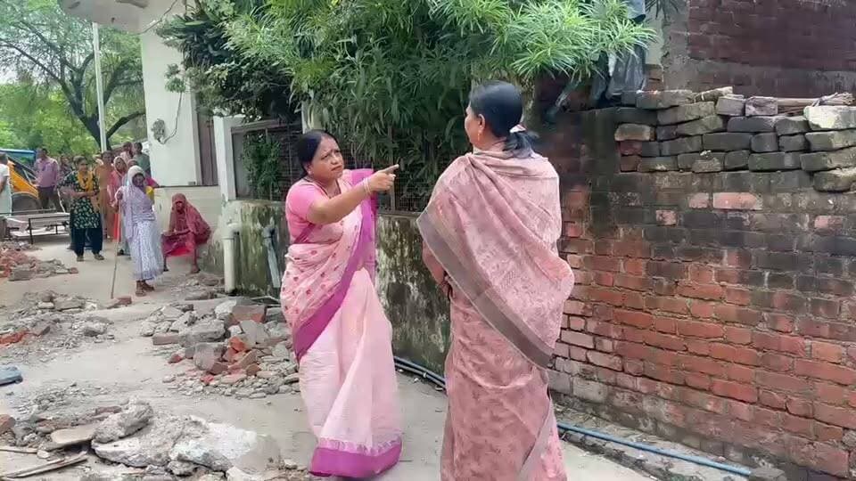 हमीरपुर - कुरारा में भाजपा चेयरमैन व सपा की पूर्व चेयरमैन का मारपीट करते हुए वीडियो वायरल....