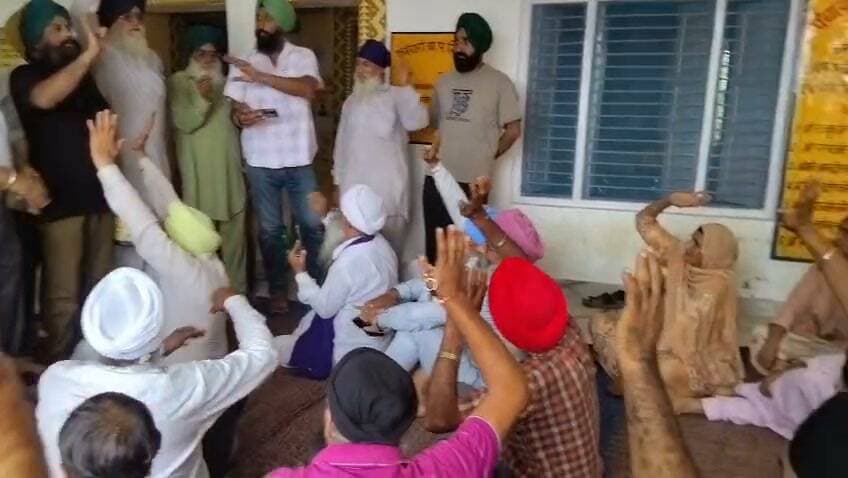 न्यूज़ देशआदेश दूध उत्पादक किसानों की हुंकार
गुरविंदर सिंह गोपी: पांवटा साहिब में बनेगा मजबूत संगठन,
1 अक्टूबर से तय होंगे नए रेट
गाय का दूध 61, भैंस का 80 रुपये लीटर किसान के घर से; बाजार में क्रमशः 80 और 100 रुपये लीटर