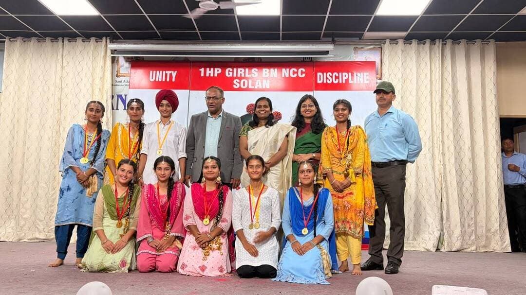 *एटीसी-248 में श्री गुरु गोविंद सिंह जी राजकीय महाविद्यालय पांवटा साहिब का शानदार प्रदर्शन*
*पांवटा साहिब, 9 सितंबर 2026*
ईटर्नल विश्वविद्यालय, बड़ू साहिब में 30 अगस्त से 8 सितंबर 2026 तक आयोजित 10 दिवसीय वार्षिक प्रशिक्षण शिविर (ATC-248) का गरिमामय समापन हुआ। इस शिविर में 8 महाविद्यालय और 16 विद्यालय के लगभग 600 कैडेट्स ने भाग लिया था जिसमें पाँटा कॉलेज के 23 कैडेट्स शामिल थे।*श्री गुरु गोविंद सिंह जी राजकीय महाविद्यालय, पांवटा साहिब* के कैडेट्स ने अपने उत्कृष्ट प्रदर्शन से महाविद्यालय का नाम रोशन किया।
शिविर के दौरान आयोजित सांस्कृतिक प्रतियोगिताओं में महाविद्यालय के कैडेट्स ने सर्वश्रेष्ठ प्रदर्शन किया। कैडेट्स ने *ग्रुप सांग में प्रथम, ग्रुप डांस में प्रथम और सोलो सांग में प्रथम स्थान* प्राप्त कर तीनों प्रमुख सांस्कृतिक ट्रॉफियां अपने नाम कीं। निर्णायक मंडल ने उनकी प्रस्तुति, तालमेल और आत्मविश्वास की विशेष सराहना की।
अनुशासन के क्षेत्र में भी हमारे कैडेट्स सबसे आगे रहे। पूरे शिविर में कैडेट्स ने अत्यंत अनुशासन, समय की पाबंदी और टीम भावना का परिचय दिया। महाविद्यालय की *कैडेट कशिश ने कंपनी सीनियर* के रूप में अपनी जिम्मेदारी को बखूबी निभाया और अपने नेतृत्व कौशल से सभी को प्रभावित किया।
शिविर का मुख्य उद्देश्य कैडेट्स को सैन्य प्रशिक्षण प्रदान करना था। कैडेट्स ने ड्रिल, हथियारों की हैंडलिंग, फायरिंग, मैप रीडिंग, कंपास रीडिंग, टेंट पिचिंग, फील्ड क्राफ्ट, बैटल क्राफ्ट और वायरलेस कम्युनिकेशन जैसे महत्वपूर्ण सैन्य कौशलों का व्यावहारिक प्रशिक्षण प्राप्त किया। साथ ही करियर काउंसलिंग, स्वास्थ्य एवं स्वच्छता पर विशेषज्ञ व्याख्यान भी आयोजित किए गए।
गौरव की बात है कि इस प्रतिष्ठित शिविर में महाविद्यालय की *एनसीसी अधिकारी लेफ्टिनेंट डॉ. पूजा भाटी एडजुटेंट* के पद पर नियुक्त रहीं और उन्होंने शिविर के सफल संचालन में महत्वपूर्ण भूमिका निभाई।
इस शानदार उपलब्धि पर महाविद्यालय के *प्राचार्य डॉ. जगदीश चौहान* ने सभी कैडेट्स और एएनओ को हार्दिक बधाई दी और भविष्य में भी इसी प्रकार एनसीसी के 'एकता और अनुशासन' के ध्येय को आगे बढ़ाने के लिए प्रेरित किया।