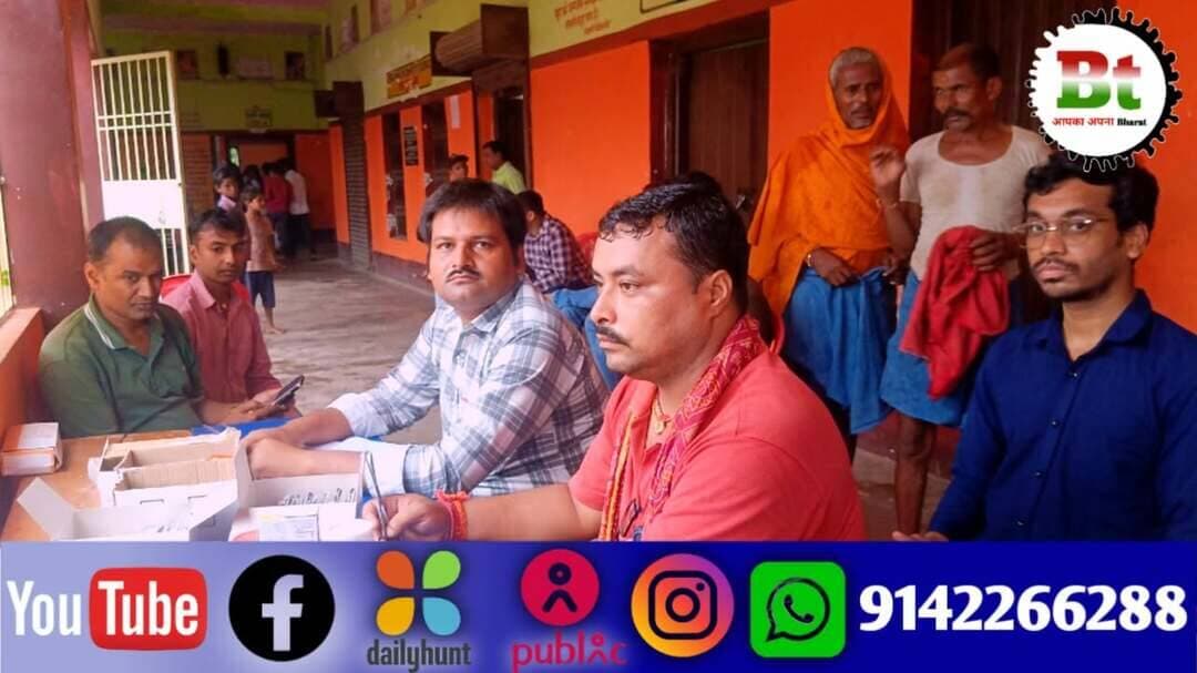 बछवाड़ा प्रखंड अंतर्गत दियारा क्षेत्र के पांच पंचायतों दादूपुर, बिशनपुर, चमथा एक, दो और तीन के बाढ़ प्रभावित लोग समस्तीपुर जिले के विद्यापति नगर प्रखंड और केवट स्थान लगमा सहित बछवाड़ा प्रखंड के अलग-अलग इलाकों और गांवों में रह रहे हैं। इन लोगों तक पशुओं का चारा और पॉलीथिन शीट ठीक से नहीं पहुंच पा रहा है, जिससे उन्हें परेशानी हो रही है और समय से भोजन न मिलने पर भी सवाल उठ रहे हैं। हालांकि, पशु चिकित्सा टीम और स्वास्थ्य टीम विभिन्न कैंपों पर सक्रिय होकर पीड़ितों को सुविधाएं दे रही हैं।
पीड़ित अनिता कुमारी, शोभा देवी, कबूतरी देवी, विनोद पासवान, चंद्रशेखर कुमार, वीरेंद्र पासवान, अनिल कुमार महतो, प्रमोद कुमार, शिव लखन राय, गजेंद्र राय, चमरू राय, गणेश यादव, दिनेश राय, छोटेलाल पोद्दार, रोहित कुमार, अर्जुन कुमार और पंकज कुमार सहित अन्य लोगों ने बताया कि उन्हें समय पर भोजन नहीं मिलता है और दोनों समय सिर्फ चावल-दाल ही दिया जा रहा है। साथ ही, पशुओं का चारा भी नहीं मिला है, जिससे दिक्कतें बढ़ गई हैं।
पीड़ितों ने यह भी बताया कि सिर ढकने के लिए पॉलीथिन शीट भी उपलब्ध नहीं कराई गई है। मजबूरी में उन्हें खुले आसमान के नीचे रहना पड़ रहा है और बारिश होने पर इधर-उधर भागना पड़ता है।
वार्ड सदस्य विद्यापति ठाकुर सहित अन्य सदस्यों ने पॉलीथिन शीट वितरण को लेकर आरोप लगाया है। उनका कहना है कि जीआर सूची के हिसाब से पॉलीथिन शीट नहीं दी जा रही है, जिससे लोगों को परेशानी हो रही है और पीड़ित नाराजगी जता रहे हैं। कई केंद्रों पर तो पशु चारा भी अभी तक वितरित नहीं किया गया है।
चमथा तीन पंचायत के मुखिया प्रतिनिधि शिवनारायण राउत ने कहा कि वे सरकारी व्यवस्थाओं के दावों से संतुष्ट नहीं हैं। उन्होंने बताया कि बाढ़ पीड़ितों तक पर्याप्त पॉलीथिन शीट नहीं मिल पा रही हैं और पशु चारा भी ठीक से नहीं दिया जा रहा है। साथ ही, पीड़ितों को समय से भोजन भी नहीं कराया जाता है। उन्होंने साफ कहा कि जो सुविधाएं दी जा रही हैं, वे पीड़ितों तक ठीक से पहुंचाई जाएं।
इस संबंध में अंचलाधिकारी प्रीतम गौतम ने कहा कि बाढ़ पीड़ितों तक व्यवस्थाएं पहुंच रही है। पशु चारा, पॉलीथिन शीट वितरण किया गया है एवं सामुदायिक किचनों पर भोजन दिए जा रहे हैं, साथ ही बच्चों के लिए दूध, बिस्कुट और सुबह में सत्तू चलाया जा रहा है। उन्होंने कहा कि अंचल प्रशासन बाढ़ पीड़ितों के बीच मुस्तैद है और पीड़ितों तक सुविधाएं पहुंचाई जा रही है।