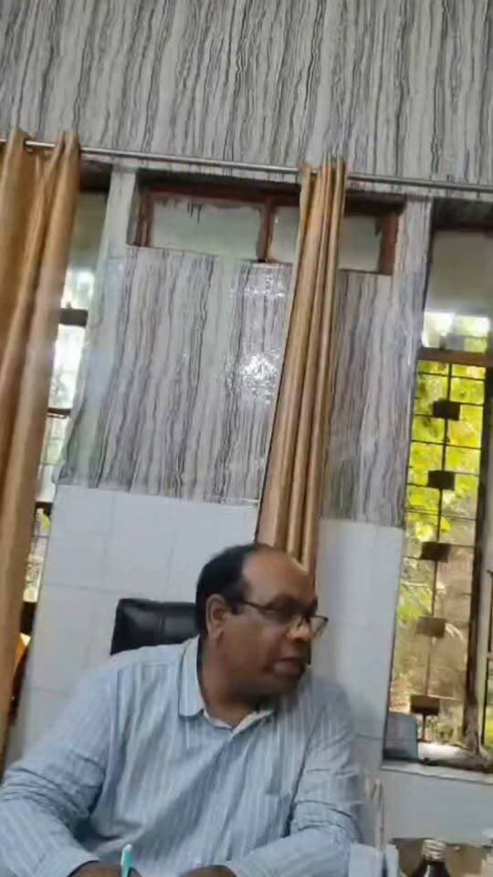 शंकरगढ़ सीएचसी में प्रसव के नाम पर कथित वसूली का वीडियो वायरल
यूनाइटेड भारत बारा
मनोज कुमार बिन्द
शंकरगढ़, प्रयागराज। सामुदायिक स्वास्थ्य केंद्र शंकरगढ़ में प्रसव के दौरान कथित रूप से रुपये लिए जाने का वीडियो सोशल मीडिया पर वायरल हो रहा है। वायरल वीडियो में स्वास्थ्य अधीक्षक सुरेश यादव कथित तौर पर निजी अस्पताल में ऑपरेशन के लिए 25 हजार और सीएचसी में करीब 5 हजार रुपये में ऑपरेशन कराने की बात कहते नजर आ रहे हैं। वीडियो की स्वतंत्र पुष्टि नहीं हो सकी है। मामले को लेकर स्वास्थ्य विभाग की कार्यप्रणाली पर सवाल उठने लगे हैं। स्थानीय लोगों ने उच्चाधिकारियों से वीडियो की जांच कर कार्रवाई की मांग की है। स्वास्थ्य अधीक्षक का पक्ष प्राप्त नहीं हो सका।