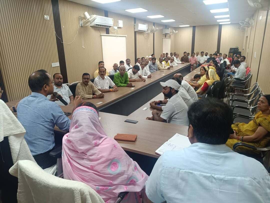 *मांझी प्रखंड में मिशन कायाकल्प के तहत विकास योजनाओं के चयन को लेकर जनप्रतिनिधियों के साथ बैठक*
=================
छपरा 10 सितंबर 2026
=================
जिला पदाधिकारी, सारण *श्री वैभव श्रीवास्तव* की अध्यक्षता में आज मांझी प्रखंड में मिशन कायाकल्प के तहत विकास योजनाओं के चयन एवं क्रियान्वयन को लेकर प्रखंड के सभी जनप्रतिनिधियों के साथ बैठक आयोजित की गई। बैठक में *मांझी प्रखंड की सभी पंचायतों से प्राथमिकता के आधार पर 15-15 योजनाओं* के चयन को लेकर विस्तृत विचार-विमर्श किया गया।
बैठक में निर्देश दिया गया कि ऐसी योजनाओं का प्राथमिकता के आधार पर चयन किया जाए, जिन्हें 15वें एवं 16वें वित्त आयोग, मनरेगा सहित संबंधित विभागीय योजनाओं एवं उपलब्ध संसाधनों के माध्यम से कराया जा सके तथा निर्धारित समय-सीमा में, विशेष रूप से दीपावली तक, पूर्ण कराया जा सके।
मिशन कायाकल्प के तहत पंचायतों में विद्यालयों में अतिरिक्त कक्ष निर्माण, विद्यालयों की चारदीवारी, रंग-रोगन एवं आवश्यक मरम्मत, आंगनबाड़ी केंद्र, स्वास्थ्य केंद्र, सड़क एवं पहुंच पथ सहित स्थानीय स्तर पर आवश्यक अन्य आधारभूत संरचना से संबंधित योजनाओं को भी प्राथमिकता के आधार पर शामिल किए जाने पर चर्चा हुई।
बैठक के दौरान उपस्थित जनप्रतिनिधियों ने अपने-अपने क्षेत्र की आवश्यकताओं एवं प्राथमिकताओं से जिला पदाधिकारी को अवगत कराया। जिला पदाधिकारी ने सभी सुझावों को समेकित करते हुए प्रखंड विकास पदाधिकारी, मांझी को पंचायतवार आवश्यक डाटा अद्यतन करने, प्राथमिकता के आधार पर योजनाओं को चिन्हित करने तथा संबंधित योजनाओं का प्रस्ताव तैयार कर भेजने का निर्देश दिया, ताकि पात्र योजनाओं का शीघ्र क्रियान्वयन सुनिश्चित किया जा सके।
जिला पदाधिकारी ने कहा कि मिशन कायाकल्प के अंतर्गत योजनाओं का चयन स्थानीय आवश्यकता, उपयोगिता एवं प्राथमिकता के आधार पर किया जाए तथा चयनित योजनाओं को समयबद्ध तरीके से पूर्ण कराने पर विशेष ध्यान दिया जाए।