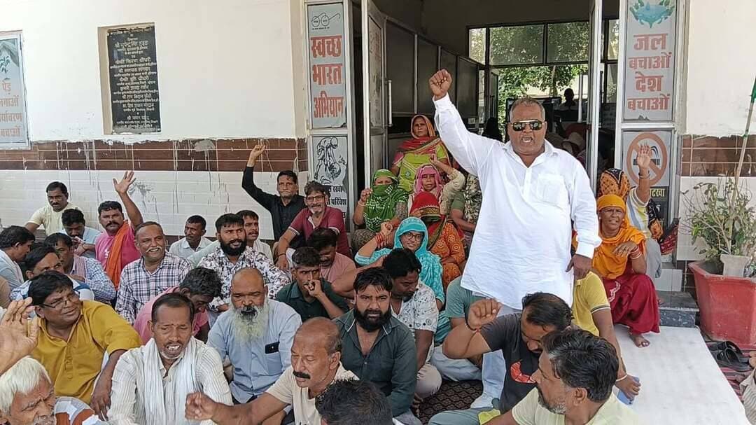 36वें दिन भी जारी रही सफाई व फायर कर्मचारियों की हड़ताल, सरकार के खिलाफ फूटा गुस्सा
किसी भी प्रकार का अस्थायी या संविदा आधारित रोजगार स्वीकार नहीं किया जाएगा स्वीकार : अशोक गोयत
भिवानी, 10 सितंबर : नगर पालिका कर्मचारी संघ के आह्वान पर सफाई और अग्निशमन कर्मचारियों की अनिश्चितकालीन हड़ताल वीरवार को 36वें दिन में प्रवेश कर गई। भिवानी नगर परिषद कार्यालय के समक्ष धरना स्थल पर जुटे कर्मचारियों ने सरकार की वादाखिलाफी और टालमटोल रवैये के खिलाफ जमकर नारेबाजी की तथा अपने तीखे आक्रोश का प्रदर्शन किया। वीरवार के धरने की अध्यक्षता नगर पालिका कर्मचारी संघ के इकाई प्रधान जयहिंद ने की, जबकि मंच संचालन सचिव रमेश कुमार द्वारा किया गया। धरने को संबोधित करते हुए सर्व कर्मचारी संघ के भिवानी ब्लॉक प्रधान अशोक गोयत ने सरकार की कर्मचारी विरोधी नीतियों की तीखी आलोचना की। उन्होंने स्पष्ट शब्दों में कहा कि रोडवेज, फायर ब्रिगेड, नगर निगम, नगर परिषद और नगरपालिका समेत सभी सरकारी विभागों में वर्षों से सेवाएं दे रहे कच्चे कर्मचारियों को बिना किसी देरी के पक्का किया जाए। कर्मचारी लंबे समय से अपने अधिकारों के लिए संघर्ष कर रहे हैं, लेकिन सरकार लगातार उनकी मांगों की अनदेखी कर रही है। अशोक गोयत ने हरियाणा कौशल रोजगार निगम की कार्यप्रणाली पर कड़ा प्रहार करते हुए इसे कर्मचारियों के साथ छलावा करार दिया। उन्होंने कहा कि कर्मचारी अब इस व्यवस्था के तहत किसी भी प्रकार का अस्थायी या संविदा आधारित रोजगार स्वीकार नहीं करेंगे। सरकार को ठेकेदारी और अस्थायी व्यवस्था को समाप्त कर कर्मचारियों को सम्मानजनक एवं स्थायी नौकरी देनी चाहिए। ब्लॉक प्रधान ने सरकार को चेतावनी देते हुए कहा कि पूर्व में कर्मचारी संगठनों और सरकार के बीच हुए समझौते की सभी शर्तों को अविलंब लागू किया जाए। समझौते के बावजूद मांगों को लटकाए रखना सरकार की नीयत पर सवाल खड़े करता है। उन्होंने कहा कि जब तक कच्चे कर्मचारियों को पक्का करने और वादों को पूरा करने की दिशा में ठोस कदम नहीं उठाए जाते, तब तक कर्मचारियों का यह आंदोलन पूरी मजबूती के साथ जारी रहेगा। इस अवसर पर अनेक कर्मचारी मौजूद रहे।
