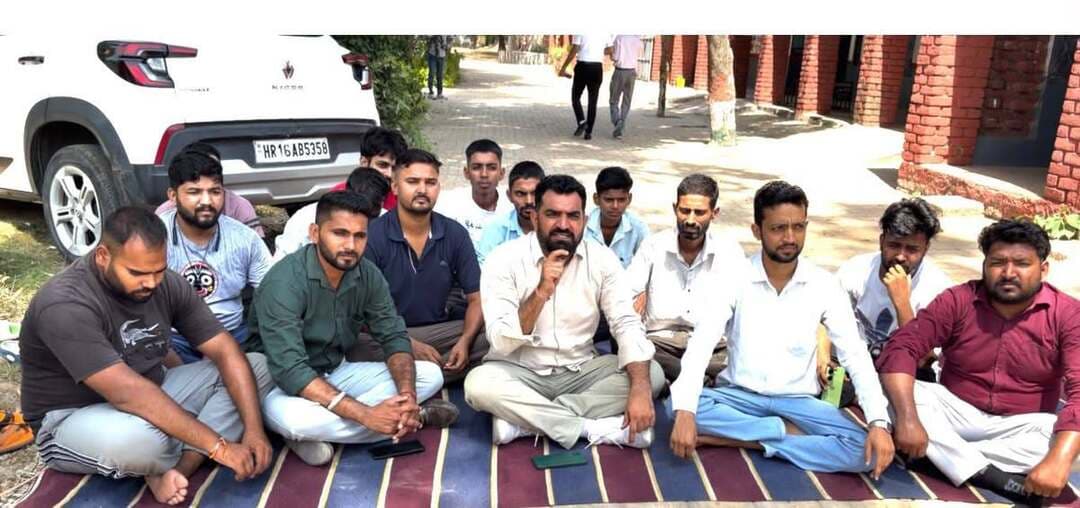 चांग में सीेजेपी के अल्टीमेटम का असर : धरने से पहले टेंडर प्रक्रिया शुरू करने की बात, बांटे लड्डू
सीजेपी का अल्टीमेटम : 2 अक्टूबर तक जमीन पर काम शुरू नहीं हुआ तो होगा बड़ा निर्णय
भिवानी, 10 सितंबर : गांव चांग के राजकीय कन्या वरिष्ठ माध्यमिक विद्यालय के नए भवन की वर्षों पुरानी मांग को लेकर ग्रामीणों और युवाओं के संघर्ष को बड़ी सफलता मिली है। सीजेपी द्वारा इस मुद्दे को प्रमुखता से उठाए जाने और आज स्कूल के बाहर धरने की तैयारी के बीच सरकार की ओर से रात में नए भवन की टेंडर प्रक्रिया शुरू करने की बात कही गई।
गौरतलब है कि सीजेपी के राष्ट्रीय प्रवक्ता सुधीर सांगवान और किसान संघर्ष समिति के प्रदेशाध्यक्ष एवं सीजेपी नेता लोकेश भिवानी ने ग्रामीणों के साथ 29 अगस्त को स्कूल का दौरा किया था। निरीक्षण के दौरान जर्जर भवन, कमरों की कमी और छात्राओं को हो रही परेशानियों का मुद्दा उठाया गया। हालांकि टेंडर की राशि को लेकर स्थिति स्पष्ट नहीं है। खबरों में 3 करोड़ 30 लाख रुपये की टेंडर प्रक्रिया पूरी होने की बात कही जा रही है, जबकि सामने आए आधिकारिक दस्तावेज में 2 करोड़ 16 लाख रुपये की राशि दिखाई दे रही है। सीजेपी ने सरकार और संबंधित अधिकारियों से वास्तविक राशि, टेंडर जारी होने की तारीख तथा निर्माण की समयसीमा स्पष्ट करने की मांग की है।
सीजेपी ने स्पष्ट किया कि सिर्फ टेंडर प्रक्रिया शुरू करने की घोषणा पर्याप्त नहीं है। 2 अक्टूबर 2026 तक स्कूल की जमीन पर निर्माण कार्य शुरू नहीं हुआ तो संगठन ग्रामीणों के साथ मिलकर अगला बड़ा निर्णय लेगा। उनका कहना था कि चांग की 287 बेटियों को अब आश्वासन नहीं, बल्कि निर्माण शुरू होने और भवन पूरा होने की निश्चित तारीख चाहिए। सीजेपी के स्कूल ठीक करो अभियान के तहत इस मामले को सोशल मीडिया और मीडिया के माध्यम से व्यापक स्तर पर उठाया गया। विद्यालय में पर्याप्त कक्ष नहीं होने के कारण कक्षाएं दो शिफ्टों में संचालित हो रही हैं। सीजेपी के राष्ट्रीय प्रवक्ता सुधीर सांगवान ने कहा कि चांग की बेटियां वर्षों से बेहतर स्कूल भवन का इंतजार कर रही हैं। टेंडर प्रक्रिया शुरू होने की बात संघर्ष की पहली सफलता है, लेकिन अब सरकार को टेंडर की वास्तविक राशि और निर्माण की समयसीमा स्पष्ट करनी चाहिए। उन्होंने कहा कि 2 अक्टूबर तक जमीन पर काम शुरू होना चाहिए। किसान संघर्ष समिति के प्रदेशाध्यक्ष एवं सीजेपी नेता लोकेश भिवानी ने कहा कि चांग के ग्रामीणों और युवाओं की एकजुटता से यह मुद्दा सरकार तक पहुंचा है। उन्होंने कहा कि धरने से पहले टेंडर प्रक्रिया शुरू करने की बात सामने आना संघर्ष की पहली जीत है, लेकिन लड़ाई अभी खत्म नहीं हुई। 287 बेटियों का भविष्य फाइलों में नहीं अटकने देंगे। 2 अक्टूबर तक काम शुरू नहीं हुआ तो आंदोलन को अगले स्तर पर ले जाएंगे।
सीजेपी सदस्य मनीष रंगा, रोहित दहिया, पंकज धनुष, प्रदीप बेरवाल, सोमबीर तंवर, दिनेश सभरवाल और सनी दादमे ने संयुक्त रूप से कहा कि टेंडर प्रक्रिया शुरू करने की बात सकारात्मक कदम है, लेकिन अब किसी और देरी की गुंजाइश नहीं है। उन्होंने कहा कि लड्डू बांटकर खुशी जरूर मनाई गई है, लेकिन असली खुशी स्कूल की जमीन पर निर्माण शुरू होने के दिन होगी। युवाओं ने सरकार से टेंडर की वास्तविक राशि सार्वजनिक करने, निर्माण कार्य तत्काल शुरू करने और भवन पूरा होने की निश्चित तारीख बताने की मांग की।
इस दौरान हनुमान, लोकेश ग्रेवाल, लक्की, महेश, अंकित, मयंक, ऋषि तंवर, चिराग़, विकास सहित अन्य युवा साथी एवं ग्रामीण मौजूद रहे।