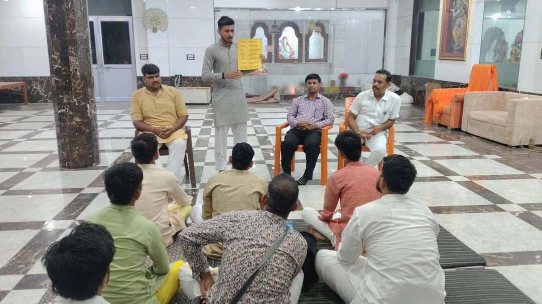 सिद्धपीठ बाबा जहर गिरी आश्रम में चल रहा है संस्कृत सम्भाषण शिविर
भिवानी विभाग में 25 संस्कृत सम्भाषण शिविरों के माध्यम से संस्कृत का प्रचार-प्रसार
भिवानी। संस्कृत भारती हरियाणा न्यास द्वारा संस्कृत भाषा को जन-जन तक पहुंचाने और आमजन को संस्कृत सम्भाषण के लिए प्रेरित करने के उद्देश्य से भिवानी विभाग के अंतर्गत कुल 25 संस्कृत सम्भाषण शिविर आयोजित किए जा रहे हैं। इनमें भिवानी शहर में 13, महेंद्रगढ़ में 9 तथा दादरी में 3 शिविर चल रहे हैं। ये सभी शिविर 1 सितंबर से 12 सितंबर तक आयोजित किए जा रहे हैं।
चौ. बंसीलाल राजकीय महिला महाविद्यालय तोशाम
के डॉ. जयपाल शास्त्री ने बताया कि इन सभी संस्कृत सम्भाषण शिविरों के संयोजन की जिम्मेदारी उनके द्वारा संभाली जा रही है। उन्होंने कहा कि शिविरों का मुख्य उद्देश्य संस्कृत को केवल पुस्तकों तक सीमित न रखकर बोलचाल और दैनिक व्यवहार की भाषा बनाना है। शिविरों में प्रतिभागियों को सरल एवं व्यवहारिक तरीके से संस्कृत बोलना सिखाया जा रहा है, जिससे उनमें संस्कृत के प्रति रुचि और आत्मविश्वास बढ़ रहा है।
उन्होंने बताया कि भिवानी विभाग के तीनों जिलों में संस्कृत के प्रचार-प्रसार के लिए चार विस्तारक लगातार कार्य कर रहे हैं। भिवानी में सोमेश और नीरज, दादरी में राम तथा महेंद्रगढ़ में अंकित विभिन्न स्थानों पर संस्कृत सम्भाषण शिविरों के माध्यम से लोगों को संस्कृत से जोड़ने का कार्य कर रहे हैं।
सिद्ध पीठ बाबा जहर गिरी आश्रम में भी चल रहा संस्कृत सम्भाषण शिविर
हलवास गेट स्थित सिद्ध पीठ बाबा जहर गिरी आश्रम में भी संस्कृत सम्भाषण शिविर जारी है। आश्रम के पीठाधीश्वर अंतरराष्ट्रीय श्री महंत डॉ. अशोक गिरी महाराज के सानिध्य में चल रहे इस शिविर में प्रतिभागी उत्साहपूर्वक संस्कृत सम्भाषण का अभ्यास कर रहे हैं। आश्रम परिसर में संस्कृत भाषा और भारतीय संस्कृति के प्रति विशेष जागरूकता का वातावरण देखने को मिल रहा है।
डॉ. जयपाल शास्त्री ने बताया कि संस्कृत भारत की ज्ञान, संस्कृति और परंपरा की महत्वपूर्ण भाषा है। ऐसे शिविरों के माध्यम से बच्चों, युवाओं और आमजन को संस्कृत से जोड़ने का प्रयास किया जा रहा है। उन्होंने बताया कि सभी 25 संस्कृत सम्भाषण शिविरों का सामूहिक समापन 13 सितंबर को एक ही स्थान पर किया जाएगा। समापन कार्यक्रम में विभिन्न शिविरों के प्रतिभागी एक साथ संस्कृत सम्भाषण का प्रदर्शन करेंगे।