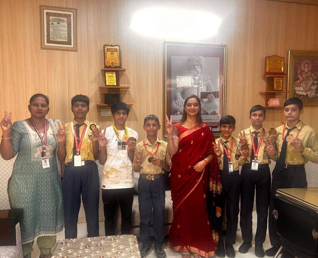 पंडित सीताराम शास्त्री स्कूल की छात्राओं ने खेल मैदान में गाड़े सफलता के झंडे, लगाई पदकों की झड़ी, 5 स्वर्ण सहित 9 पदक किए हासिल
शिक्षा ही नहीं, खेलों में भी बेटियों ने बनाई अपनी अलग पहचान : प्रशासक शुकदेव मुनि
भिवानी, 10 सितंबर : लक्ष्य यदि ऊंचा हो और इरादे बुलंद, तो सफलता की राह में कोई भी बाधा आड़े नहीं आ सकती। इसी सोच को चरितार्थ करते हुए स्थानीय महम गेट स्थित पंडित सीताराम शास्त्री गल्र्स सीनियर सैकेंडरी स्कूल की होनहार छात्राओं ने एक बार फिर राष्ट्रीय, राज्यीय व क्षेत्रीय स्तर की खेल प्रतियोगिताओं में शानदार प्रदर्शन करते हुए पदकों की झड़ी लगा दी है। विभिन्न खेल प्रतियोगिताओं में अपना परचम लहराकर जब विजेता खिलाड़ी विद्यालय परिसर पहुंची तो वहां का माहौल जश्न में डूब गया। हरियाणा शेखावटी ब्रह्मचर्य आश्रम समिति के प्रशासक शुकदेव मुनि, प्राचार्या सोनिया कौशिक और समस्त स्कूल स्टाफ ने विजेता खिलाडिय़ों का फूल-मालाओं, ढोल-नगाड़ों और जोरदार तालियों की गडग़ड़ाहट के साथ भव्य स्वागत किया। प्राचार्या सोनिया कौशिक ने बताया कि 4 से 6 सितंबर तक लुधियाना में आयोजित हुई सब-जूनियर नेशनल जूडो कुराश चैंपियनशिप में 40 किलोग्राम भार वर्ग में भूमिका ने स्वर्ण, 36 किलोग्राम में नव्या ने स्वर्ण तथा 28 से अधिक किलोग्राम भार वर्ग में सौम्या ने कांस्य पदक हासिल किया। वही 4 से 7 सितंबर तक कैथल में आयोजित हुई स्टेट जूड़ो चैंपियनशिप में भूमिका ने स्वर्ण, मुस्कान ने रजत व भावना ने कांस्य पदक जीता। वही 3 से 6 सितंबर तक जींद में आयोजित हुई सीबीएसई नॉर्थ ज़ोन सेकंड चैंपियनशिप में देव गुलिया ने बॉक्सिंग में कांस्य पदक, देहरादून स्टेट ओपन टूर्नामेंट में अंडर-17 आयु वर्ग में लक्षिता नायल ने स्वर्ण तथा अंडर-19 आयु वर्ग में सुहानी मिश्रा ने स्वर्ण पदक हासिल किया। छात्राओं की इस अभूतपूर्व उपलब्धि पर प्रसन्नता व्यक्त करते हुए समिति के प्रशासक शुकदेव मुनि और प्राचार्या सोनिया कौशिक ने कहा कि बेटियां केवल शिक्षा के क्षेत्र में ही नहीं, बल्कि खेल के मैदान में भी राष्ट्र का नाम रोशन कर रही हैं। यह स्वर्णिम सफलता खिलाडिय़ों की दिन-रात की मेहनत, उनके अभिभावकों के विश्वास और खेल प्रशिक्षकों के कुशल मार्गदर्शन का परिणाम है। खेल से ना केवल शारीरिक और मानसिक विकास होता है, बल्कि अनुशासन और आत्मविश्वास जैसे महत्वपूर्ण गुण भी विकसित होते हैं। हमें अपनी इन बेटियों पर गर्व है और पूर्ण विश्वास है कि ये खिलाड़ी आगे चलकर अंतरराष्ट्रीय स्तर पर देश और प्रदेश का नाम रोशन करेंगी। इस अवसर पर समस्त स्कूल स्टाफ सदस्य एवं विद्यार्थी मौजूद रहे।