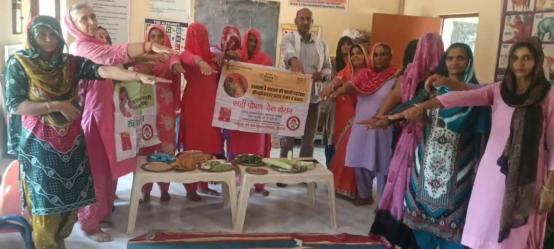 लोहानी के आंगनवाड़ी केंद्र पर अन्नप्राशन दिवस आयोजित, बच्चों व महिलाओं को दिया गया पोषण का संदेश
स्वस्थ समाज के लिए सही पोषण बेहद जरूरी : सुपरवाईजर लक्ष्मी
भिवानी, 10 सितंबर : गांव लोहानी में स्थित आंगनवाड़ी केंद्र पर वीरवार को अन्नप्राशन दिवस का आयोजन अत्यंत उत्साह और गरिमा के साथ किया गया। इस कार्यक्रम का मुख्य उद्देश्य ग्रामीण स्तर पर महिलाओं, धात्री माताओं और बच्चों को संतुलित आहार, बेहतर स्वच्छता तथा स्वस्थ जीवनशैली के प्रति जागरूक करना रहा। कार्यक्रम में गांव की महिलाओं ने बड़ी संख्या में भाग लिया, जिन्हें दैनिक जीवन में सही पोषण और अच्छी आदतों के महत्व के बारे में विस्तार से जानकारी दी गई। कार्यक्रम के दौरान 6 माह की आयु पूरी कर चुके बच्चों को ठोस आहार देने की शुरुआत के रूप में अन्नप्राशन कराया गया। उपस्थित महिलाओं को बताया गया कि शिशुओं के शारीरिक और मानसिक विकास के लिए शुरुआती महीनों में सही पोषण कितना अनिवार्य है। इसके साथ ही स्वच्छता के सामान्य नियमों, जैसे हाथ धोने की आदत और स्वच्छ पानी के उपयोग पर भी बल दिया गया। कार्यक्रम में विशेष तौर पर मौजूद गांव के सरपंच अशोक ने ग्रामीणों को संबोधित करते हुए कहा कि किसी भी स्वस्थ और मजबूत गांव की नींव वहां की महिलाओं और बच्चों के उत्तम स्वास्थ्य पर निर्भर करती है। उन्होंनपे कहा कि जब हमारी माताएं और बच्चे स्वस्थ रहेंगे, तभी एक मजबूत समाज का निर्माण होगा। यह पूरा कार्यक्रम आंगनवाड़ी सुपरवाइजर लक्ष्मी के नेतृत्व में सफलतापूर्वक संपन्न हुआ। उन्होंने उपस्थित महिलाओं को पोषण चार्ट, स्थानीय रूप से उपलब्ध पौष्टिक खाद्य पदार्थों और बच्चों की देखभाल के सही तरीकों के बारे में विस्तार से मार्गदर्शन प्रदान किया। सुपरवाइजर लक्ष्मी ने कहा कि अन्नप्राशन दिवस का मुख्य उद्देश्य माताओं को यह समझाना है कि बच्चे को छह महीने की उम्र के बाद स्तनपान के साथ-साथ ऊपरी पौष्टिक आहार देना कितना जरूरी होता है। हमारा प्रयास है कि हर घर तक संतुलित आहार और स्वच्छता का संदेश पहुंचे। यदि माताएं अपने और अपने बच्चों के खान-पान तथा स्वच्छता पर ध्यान देंगी, तो बच्चे कई तरह की बीमारियों से बचे रहेंगे। इस अवसर पर आंगनवाड़ी वर्कर बाला, सुरेश, सुशीला, रेखा, निशा, सुरेश शर्मा सहित अनेक महिलाएं मौजूद रही।