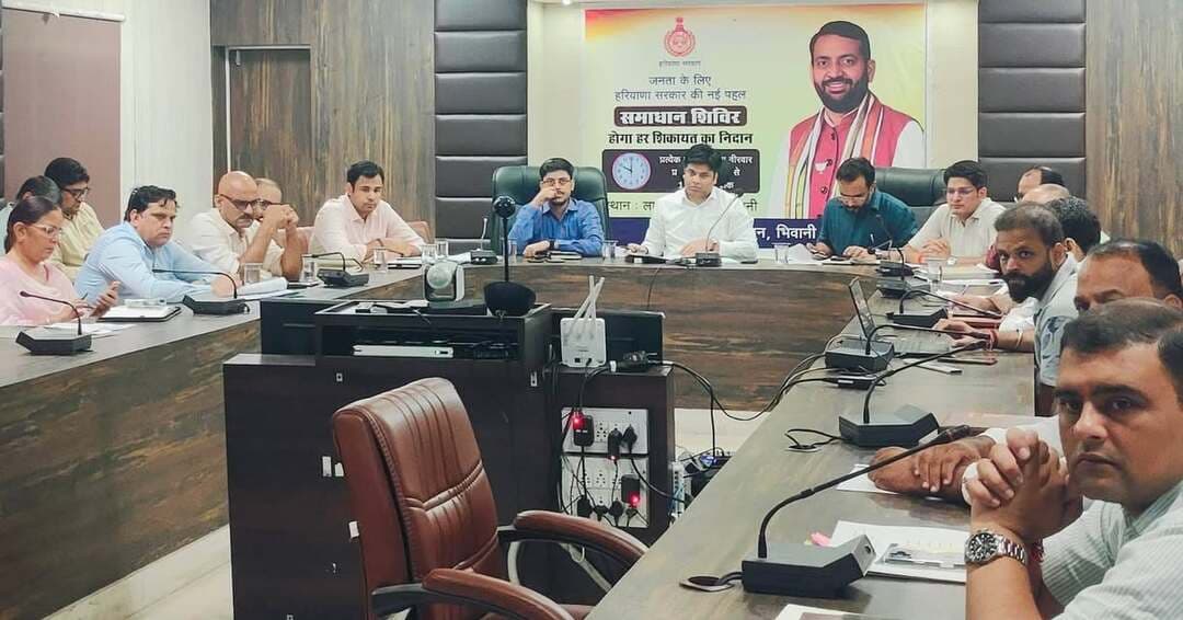 सेवा संकल्प अभियान में पात्र लोगों को दिया जाएगा योजनाओं का लाभ: डीसी
- जिला प्रशासन, शिक्षण संस्थानों, आंगनवाड़ी केंद्रों, पंचायतों, युवाओं तथा आमजन की होगी भागीदारी
- 17 सितंबर से 17 अक्टूबर तक चलने वाले सेवा संकल्प अभियान के तहत जिला मुख्यालय, ब्लॉक व उपमंडल स्तर पर आयोजित होंगे विशेष शिविर
भिवानी, 10 सितंबर। डीसी साहिल गुप्ता की अध्यक्षता में लघु सचिवालय स्थित डीआरडीए सभागार में सेवा संकल्प अभियान के तहत किए जाने वाले कार्यक्रमों को लेकर विभिन्न विभागों के अधिकारियों की बैठक आयोजित हुई। बैठक में डीसी ने बताया कि 17 सितंबर से 17 अक्टूबर, 2026 तक ‘सेवा संकल्प अभियान’ मनाया जाएगा। एक माह तक चलने वाले इस अभियान का उद्देश्य पात्र नागरिकों को सरकार की कल्याणकारी योजनाओं का लाभ दिलाना तथा सरकारी सेवाओं को जमीनी स्तर तक पहुंचाना है। सेवा संकल्प अभियान के तहत जिला मुख्यालय, ब्लॉक व उपमंडल स्तर पर विशेष शिविर आयोजित होंगे। वहीं दूसरी ओर प्रदेश के मुख्य सचिव अनुराग रस्तोगी और सूचना, जनसंपर्क एवं भाषा विभाग के महानिदेशक डॉ. आदित्य दहिया प्रदेशभर के जिलाधिकारियों को इस अभियान की रूपरेखा के बारे में विस्तार से जानकारी दी।
बैठक के दौरान डीसी ने सेवा संकल्प अभियान में लिए गए 14 मॉड्यूल के सफल क्रियान्वयन को लेकर विभागों को जिम्मेदारियां सौंपी। उन्होंने निर्देश दिए कि अभियान के तहत जिला प्रशासन, विभागों, शिक्षण संस्थानों, आंगनबाड़ी केंद्रों, पंचायतों, युवाओं तथा आमजन की भागीदारी सुनिश्चित की जाएगी। इस अभियान की गतिविधियां प्रधानमंत्री श्री नरेंद्र मोदी द्वारा 2047 तक विकसित भारत के सपने को साकार करने पर भी केंद्रित रहेंगी।
डीसी ने बताया कि सेवा संकल्प अभियान के तहत निर्धारित 14 प्रमुख मॉड्यूल बनाए गए हैं। सरकार के निर्देशानुसार इस अभियान की शुरुआत 17 सितंबर को आशीर्वाद के दीये जलाने से की जाएगी, जिसमें विभिन्न योजनाओं के लाभार्थी भी शामिल होंगे। इसके अलावा मेरे सपनों का भारत - चित्र सेवा, अनकही कहानियां, आंगन मितन सेवा, सेवा की कहानी, सेवा ज्योति कलश यात्रा, सेवा मेरा योगदान, सेवा सेतु अभियान, सेवा के रंग-राष्ट्र के संग, सेवा फर्स्ट इनोवेशन चैलेंज, सुशासन सेवा संवाद अभियान शामिल हैं।
डीसी ने बताया कि इस अभियान के दौरान जनकल्याणकारी योजनाओं को अपनाकर अपना जीवन स्तर ऊंचा उठाने वाले लोगों की कहानियों को प्रचार-प्रसार के माध्यम से आमजन के बीच पहुंचाने का काम किया जाएगा। जिला प्रशासन का मुख्य उद्देश्य रहेगा कि अधिक से अधिक लोगों को इस अभियान के दौरान जनकल्याणकारी योजनाओं का लाभ मिले। अभियान के दौरान जागरूकता को लेकर रोड़ सेफ्टी, नशामुक्ति, साइबर क्राईम, बेटी बचाओ-बेटी पढ़ाओ आदि विषयों पर नुक्कड़ नाटक आयोजित किए जाएंगे। डीसी ने निर्देश दिए कि सभी विभाग आपसी सामंजस्य के साथ कार्य करेंगे। एक महीने तक चलने वाले इस अभियान में जनप्रतिनिधि भी शामिल होंगे।