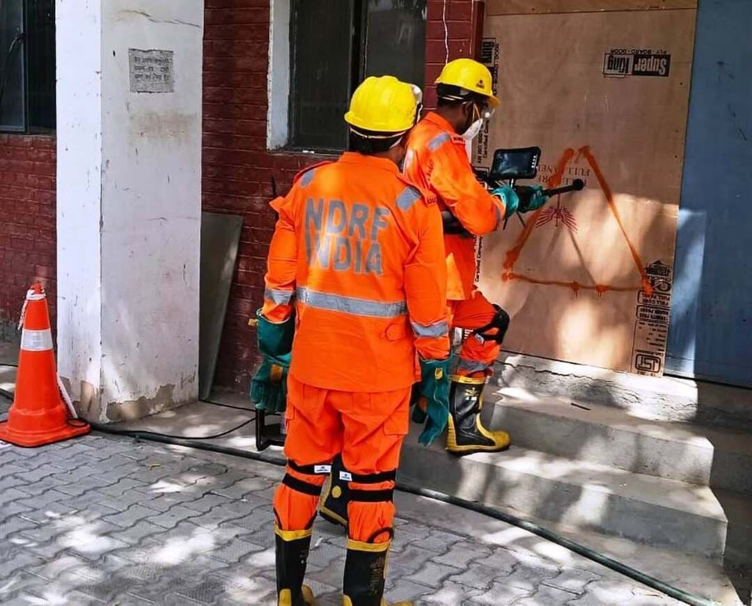 शिक्षा बोर्ड में भूकंप का सायरन बजते ही शुरू हुई बचाव की मॉक ड्रिल
- एनडीआरएफ और एसडीआरफ ने भूकंप की वजह से फंसे 63 लोगों को निकाला सुरक्षित
- शिक्षा बोर्ड परिसर में भूकंप से बचाव की हुई मॉक ड्रिल
भिवानी, 10 सितंबर। हरियाणा विद्यालय शिक्षा बोर्ड परिसर में वीरवार को डीसी साहिल गुप्ता के मार्गदर्शन में एनडीआरएफ एवं एसडीआरएफ टीम के सहयोग से भूकंप जैसी आपदा की स्थिति में बचाव एवं राहत कार्यों की तैयारियों को परखने के लिए मॉक ड्रिल आयोजित की गई। मॉक ड्रिल डीआरओ राजकुमार भोरिया की देखरेख में हुई। इस दौरान शिक्षा बोर्ड के चेयरमैन शंकर लाल धूपड़ भी मौजूद रहे। मॉक ड्रिल में एनडीआरएफ, एसडीआरएफ के अलावा जिला रेडक्रॉस, स्वास्थ्य विभाग, पुलिस तथा अग्निशमन विभाग की टीमों ने आपदा की स्थिति में त्वरित राहत एवं बचाव कार्यों का अभ्यास करते हुए 63 लोगों को सुरक्षित बाहर निकाला। भूकंप का पैमाना 6.5 रियेक्टर रहा।
सायरन बजते ही मॉक ड्रिल की प्रक्रिया शुरु हुई। अभ्यास के दौरान 63 लोगों के भवन में फंसे होने की स्थिति बनाई गई, जिनमें आठ लोगों को गंभीर अवस्था में दर्शाया गया। एनडीआरएफ की टीम ने ड्रील से दरवाजे को काटकर दो लोगों को सुरक्षित निकाला और तत्काल उपचार के लिए सिविल अस्पताल भेजने की कार्रवाई की गई। अग्निशमन विभाग की टीम ने छह लोगों को सुरक्षित बाहर निकालने का अभ्यास किया जबकि रेडक्रॉस की टीम ने लोगों के प्राथमिक उपचार के लिए उपस्थित रही।
मॉक ड्रील के दौरान एनडीआरफ से इंस्पेक्टर मिनकेश, एसडीआरफ से इंस्पेक्टर सुरेश ने कहा कि भूकंप जैसी आपदा के समय घबराने के बजाय संयम बरतना चाहिए। जहां व्यक्ति मौजूद हों, वहीं सुरक्षित स्थान पर बैठकर अपने सिर एवं शरीर को कवर करें। संयम से काम लें और भगदड़ न मचाएं। उन्होंने कहा कि आपदा से होने वाले जान-माल के नुकसान को कम करने के लिए कर्मचारियों एवं आमजन को पहले से ही जागरूक और प्रशिक्षित करना जरूरी है। उन्होंने बताया कि मॉक ड्रिल के माध्यम से विभिन्न विभागों के बीच बेहतर समन्वय, त्वरित प्रतिक्रिया और बचाव कार्यों की तैयारियों को मजबूत किया जाता है।
उन्होंने ने कहा कि आपदा की स्थिति में शुरुआती समय में प्रभावित भवन एवं क्षेत्र के लोगों की भूमिका सबसे महत्वपूर्ण होती है, क्योंकि किसी भी बाहरी बचाव दल से पहले आपदा का संकेत उन्हें ही मिलता है। भूकंप आने पर घबराकर भगदड़ मचाने के बजाय सुरक्षित स्थान पर कवर लेकर होल्ड करना चाहिए। इसके बाद स्थिति सामान्य होने पर निर्धारित निकासी मार्ग से बाहर निकलना चाहिए।
उन्होंने मॉक ड्रिल के दौरान आपदा से पहले की तैयारियों, सूचना एवं चेतावनी प्रणाली, सुरक्षित निकासी, प्राथमिक उपचार, गंभीर घायलों को अस्पताल पहुंचाने, फंसे लोगों को बाहर निकालने तथा विभिन्न बचाव दलों के आपसी समन्वय का भी अभ्यास किया और अधिकारियों, कर्मचारियों व लोगों को जानकारी भी दी।
मॉक ड्रिल के दौरान होमगार्ड से उमेश सांगवान, स्वास्थ्य विभाग से डा. आशीष, जनस्वास्थ्य विभाग से एसडीओ प्रवीण, अग्निशमन विभाग से रमन व रोडवेज से अनिल मौजूद रहे।