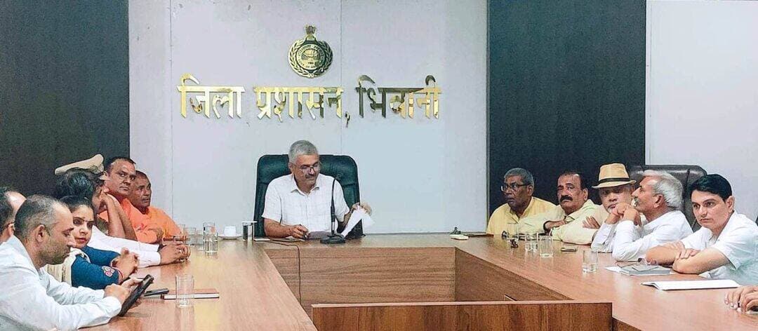 समाधान शिविर में प्राथमिका के साथ किया जाता है शिकायतों का हल: डिप्टी सीईओ रविंद्र दलाल
- डिप्टी सीईओ रविंद्र दलाल ने कॉन्फ्रेंस हॉल में सुनी लोगों की शिकायतें
भिवानी 10 सितम्बर। डीसी साहिल गुप्ता के मार्गदर्शन में वीरवार को लघु सचिवालय स्थित कॉन्फ्रेंस हॉल में समाधान शिविर का आयोजन हुआ। समाधान शिविर में डिप्टी सीईओ रविंद्र दलाल ने लोगों की समस्याएं सुनी। उन्होंने आमजन से अपील की कि वे समाधान शिविर में मुख्यालय स्तर पर स्वीकृत होने वाले बड़े निर्मांण कार्यों संबंधी मांगों की बजाय बिजली, पेयजल, सीवरेज आदि मूलभूत दैनिक समस्याएं लेकर आएं ताकि उनका जिला स्तर पर ही संबंधित विभागों द्वारा समाधान करवाया जा सके। जिला मुख्यालय व उपमंडल स्तर पर प्रत्येक सोमवार व वीरवार को सुबह 10 से 12 बजे तक समाधान शिविर में आयोजित होते हैं।
डिप्टी सीईओ के समक्ष जीतूवाला चौहड़ निवासी मूर्ति ने टूटे हुए बिजली के पोल बदलवाने और बिजली आपूर्ति सुनिश्चित करवाने, विजय नगर निवासी विकास मेहता ने बिजली का खंभा हटवाने बारे, गांव चहड़ कलां निवासी नवीन कुमार ने स्वागत बोर्ड पर लगी फोटो हटवाने बारे, सेक्टर-13 निवासी हंसराज ने बरसाती नाले के होल पर ढक्कन लगवाने, संजय कॉलोनी निवासी राजेंद्र प्रसाद ने पेयजल पाईप लीकेज ठीक करवाने तथा वार्ड नंबर 11 निवासी कर्मवीर ने सीवरेज लाइन ठीक करवाने की शिकायत रखी।
इसी प्रकार से गांव बापोड़ा निवासी जगबीर सिंह, वार्ड नंबर दो निवासी बीरमति, गांव बजीणा निवासी हंसराज तथा गांव नेकीपुर निवासी रामवीर ने फैमिली आईडी में आई त्रुटियों को ठीक करवाने की शिकायतें रखीं।
डिप्टी सीईओ रविंद्र दलाल ने सभी शिकायतों को गौर से सुना और संबंधित विभागों के अधिकारियों को निर्देश दिए कि वे शिकायतों का प्राथमिकता के आधार पर शीघ्र समाधान सुनिश्चित करें। उन्होंने कहा कि आमजन की समस्याओं के समाधान में किसी प्रकार की लापरवाही न बरती जाए।
इस अवसर पर विभिन्न विभागों के अधिकारियों के अलावा गैर-सरकारी सदस्य सुनील वर्मा नंबरदार, केके. ग्रोवर, अनिल सोलंकी, रमेश लालावास व रामकिशन हलवासिया आदि मौजूद रहे।