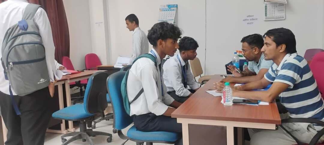#पौड़ी में रोजगार मेले में 18 अभ्यर्थियों का चयन, 90 द्वितीय चरण के साक्षात्कार के लिए चयनित
जिलाधिकारी स्वाति एस भदौरिया के निर्देशन में सेवायोजन विभाग द्वारा जनपद के शिक्षित बेरोजगार युवक-युवतियों को रोजगार के अवसर उपलब्ध कराने के उद्देश्य से गुरुवार को राजकीय औद्योगिक प्रशिक्षण संस्थान (आईटीआई) परिसर में रोजगार मेले का आयोजन किया गया। रोजगार मेले में निजी क्षेत्र की 10 प्रतिष्ठित कंपनियों ने प्रतिभाग कर विभिन्न पदों के लिए अभ्यर्थियों का साक्षात्कार लिया।
क्षेत्रीय सेवायोजन अधिकारी लैंसडाउन अजय सिंह ने बताया कि रोजगार मेले में आरएसपीएल, युवा शक्ति फाउंडेशन, सी-पेट, मारुति सुजुकी, क्वेसकॉर्प, एसबीआई लाइफ इंश्योरेंस, कैम्प-108, वैभव ग्लोबल लिमिटेड, टीटीके टाइटन सहित कुल 10 कंपनियां शामिल हुईं। कंपनियों द्वारा ऑपरेटर, ट्रेनी, इंजीनियर, सेल्स एवं मार्केटिंग मैनेजर तथा फील्ड स्टाफ सहित विभिन्न पदों के लिए अभ्यर्थियों का चयन किया गया।
उन्होंने बताया कि रोजगार मेले में जनपद के कुल 300 अभ्यर्थियों ने प्रतिभाग किया। साक्षात्कार प्रक्रिया के उपरांत विभिन्न नियोजकों द्वारा 18 अभ्यर्थियों का अंतिम रूप से चयन किया गया, जबकि 90 अभ्यर्थियों को द्वितीय चरण के साक्षात्कार के लिए चयनित किया गया।
रोजगार मेले के माध्यम से स्थानीय शिक्षित बेरोजगार युवाओं को निजी क्षेत्र में रोजगार के अवसर उपलब्ध कराने के साथ ही अभ्यर्थियों और नियोजकों के बीच सीधा संवाद स्थापित करने का प्रभावी मंच मिला। विभाग द्वारा युवाओं को उनकी योग्यता एवं कौशल के अनुरूप रोजगार के अवसर उपलब्ध कराने के लिए इस प्रकार के आयोजनों को निरंतर बढ़ावा दिया जा रहा है।