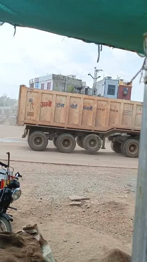 शंभूपुरा में उड़ती धूल से आमजन परेशान, ग्रामीणों ने भारी वाहन बाहर निकालने की मांग की।
दैनिक वीरधरा राजस्थान।
शंभूपुरा।कस्बे में दिनभर गुजरने वाले भारी वाहनों के चलते उड़ती धूल से दुकानदार, आमजन ओर राहगीरों को खासी परेशानी झेलनी पड़ रही है।
स्थानीय ग्रामीणों ने बताया कि कस्बे के अंदर से होकर दिनभर बड़ी संख्या में भारी वाहन गुजरते है, जबकि यहाँ आबादी क्षेत्र भी है और बाजार भी, जिससे उड़ती धूल मिट्टी से तो आमजन परेशान है ही साथ ही साथ हर समय बड़ी दुर्घटना का अंदेशा लगा रहता है, ग्रामीणों ने पुलिस प्रसासन से मांग की है कि बसों को छोड़कर सभी भारी वाहन बाईपास से निकाले, कस्बे में आने वाले इन सभी भारी वाहनों का प्रवेश निषेध करे, ताकि भविष्य में कभी होने वाली बड़ी अनहोनी से बचा जा सके।
थानाधिकारी धर्मराज मीणा ने कहा कि हमारी भी प्राथमिकता यही रहती की यातायात व्यवस्थित हो, कस्बे में भारी वाहन आ रहे और उससे आमजन परेशान है, दुर्घटना का खतरा है तो इसे डायवर्ड करेंगे।