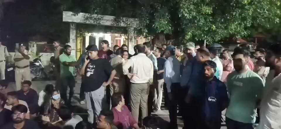 रीवा SGMH में डॉक्टरों का आक्रोश, ICU में घुसकर मारपीट का आरोप