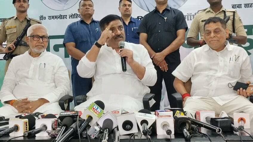 बिहार में बाढ़ की स्थिति के बीच फरक्का जल संधि को लेकर सियासत तेज हो गई है। जेडीयू के राष्ट्रीय कार्यकारी अध्यक्ष संजय झा ने फरक्का संधि को बिहार के हितों के खिलाफ बताते हुए केंद्र सरकार से इसे आगे रिन्यू नहीं करने की मांग की है। संजय झा ने कहा कि बिहार के 12 जिले गंगा किनारे हैं और हर साल बाढ़ की समस्या झेलते हैं। उनका दावा है कि फरक्का डैम भी बिहार में बाढ़ की बड़ी वजहों में से एक है। उन्होंने कहा कि 30 साल की इस संधि की अवधि पूरी होने के बाद बिहार के हितों को ध्यान में रखकर ही आगे कोई फैसला होना चाहिए।