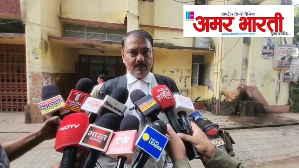 बांदा ब्रेकिंग: पत्नी निखत संग कोर्ट पहुंचे अब्बास अंसारी, जान का खतरा बताते हुए मांगी पेशी से छूट
मऊ विधायक अब्बास अंसारी पत्नी निखत संग पहुंचे बांदा
अब्बास ने खुद की जान को खतरा बताते हुए दी अर्जी
पेशी से मुक्ति की न्यायालय से की मांग भ्रष्टाचार निवारण न्यायालय में हुई पेशी
भ्रष्टाचार निवारण अधिनियम समेत अन्य धाराओं में दर्ज हुआ था केस
चित्रकूट जेल प्रकरण में आरोपियों पर दर्ज है मुकदमा
निखत बानो, नियाज अंसारी समेत कई आरोपी नामजद
जेलर के कमरे में निखत संग अब्बास के पकड़े जाने का था मामला
आज आरोप तय होने थे, लेकिन कई आरोपियों की गैरहाजिरी से नहीं हो सके
कोर्ट ने अगली सुनवाई के लिए 18 सितंबर की तारीख तय की
पेशी के बाद मीडिया से दूरी बनाकर मऊ रवाना हुए अब्बास अंसारी
बांदा भ्रष्टाचार निवारण न्यायालय से जुड़ा मामला।