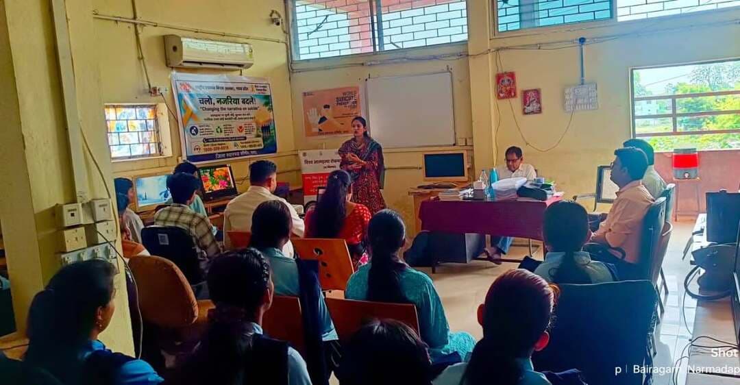 ✅ राष्ट्रीय किशोर स्वास्थ्य कार्यक्रम के तहत विश्व आत्महत्या रोकथाम दिवस पर हुई गतिविधियॉ
✅ चलो नज़रिया बदलें.... के नारे के साथ आत्महत्या पर चुप्पी तोड़ने का लगाया नारा
स्थानीय औद्योगिक प्रशिक्षण संस्था आईटीआई में गुरूवार को विश्व आत्महत्या रोकथाम दिवस पर जागरूकता गतिविधि का आयोजन किया गया। इस अवसर पर आईटीआई प्राचार्य श्री उदय सिंह राठौर ने युवाओं से चर्चा करते हुए ब्रम्हाण्ड से लेकर एक व्यक्ति तक का उदाहरण देते हुए अनमोल जीवन का महत्व बताया। राष्ट्रीय किशोर स्वास्थ्य कार्यक्रम अंतर्गत उन्होने आईटीआई के सभी छात्र-छात्राओं को मित्रम बनने के लिए प्रेरित किया।
जिला चिकित्सालय की क्लिनिकल साईकोलॉजिस्ट सुश्री गीतांजली परमार ने कहा कि मानसिक चिंता, तनाव, और दुःख अस्थाई होते हैं इनके चलते किसी भी प्रकार का स्थाई निर्णय नहीं लेना चाहिए। किसी भी प्रकार की मानसिक स्वास्थ्य समस्या होने पर जिला चिकित्सालय के मनकक्ष में संपर्क किया जा सकता है। मनकक्ष में मानसिक स्वास्थ्य से संबंधित सेवाएं प्रदान की जाती हैं ।
उमंग काउंसलर श्रीमती पारूल काशिव ने आत्महत्या की रोकथाम से संबंधित गेटकीपर माड्यूल के बारे में जानकारी देते हुए बताया कि यदि हमारे परिवार का कोई सदस्य, कोई दोस्त या परिचित व्यक्ति के व्यवहार में परिवर्तन दिखाई दे, वह अचानक गुमसुम रहने लगे, उदास, अलग थलग रहने लगे, जीवन के प्रति निराशाजनक बातें करने लगे तब इन संकेतों के प्रति सचेत होना चाहिए। मित्रम माड्यूल के अनुसार हमें उसे आत्महत्या की ओर बढ़ने से रोकने का प्रयास करना चाहिए। यहॉ मित्रम से तात्पर्य एम मीट अर्थात मित्रवत् मिलते रहें, आई आईडेन्टीफाई अर्थात् संकेतों को पहचानें, टी टॉक निडर होकर बात करें, आर रिफर सही जगह मदद के लिए भेंजें, ए एसिस्ट उसके साथ बने रहें और एम मोटिव सकारात्मक सोच के लिए प्रेरित करें। सही समय पर सही मदद करना ही मित्रम का मुख्य उद्देश्य है।
राष्ट्रीय किशोर स्वास्थ्य कार्यक्रम जिला समन्वयक श्री आशीष साकल्ले ने बताया कि किशोर अवस्था से युवा अवस्था में शारिरिक और मानसिक तीव्र परिवर्तन होते हैं, इस दौरान चिंता, तनाव और दुःख का आवेग भी तेज रहता है। कई बार क्रोध, भावावेश में गलत निर्णय ले लिये जाते हैं जिनसे बचकर कैरियर बनाने, सपनो का उड़ान देने और परिवार को सहारा देने में अपनी उर्जा लगानी चाहिए। इस दौरान जिला रोजगार अधिकारी श्री एल.एस. सिलोटे, डॉ. पी.एन. छलौत्रे, आईटीआई के श्री नरेन्द्र बिले, नर्सिंग ऑफीसर श्री अंकित सिंह, श्रीमती मीरा महोबिया, उमंग काउंसलर श्री दीपक गौर, श्री अजय मंडलेकर, श्री गणेश सराठे सहित आईटीआई के छात्र-छात्रा एवं स्टॉफ मौजूद रहे।
Jansampark Madhya Pradesh Directorate of Health Services, Madhya Pradesh
#Harda #SuicidePrevention #MentalHealth #MITRAM #YouAreNotAlone
#WorldSuicidePreventionDay