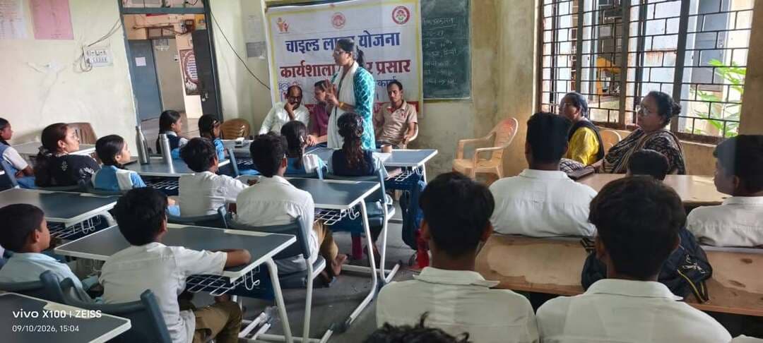 ✅ छात्राओं को गुड टच-बैड टच और बाल विवाह के दुष्परिणामों की दी जानकारी
जिला कार्यक्रम अधिकारी श्री विवेक शर्मा के नेतृत्व में ‘चाइल्ड लाइन 1098 प्रचार-प्रसार (जागरूकता) अभियान 2026‘ के अंतर्गत गुरूवार को शासकीय एकीकृत माध्यमिक शाला खेड़ीपुरा हरदा, शासकीय कन्या उच्चतर माध्यमिक विद्यालय हरदा, शासकीय हाई स्कूल उड़ा में जागरूकता कार्यक्रम का आयोजन किया गया। कार्यक्रम में छात्र-छात्राएं और शिक्षक उपस्थित रहे। कार्यक्रम में चाइल्ड लाइन टीम की सदस्य सुश्री दिव्या राजपूत ने बच्चों को ‘गुड टच और बैड टच‘ के बारे में विस्तार से बताया। इसके साथ ही उन्होंने बाल विवाह के बारे में बताया कि यदि लड़के की उम्र 21 वर्ष और लड़की की उम्र 18 वर्ष से कम है, तो उनका विवाह कानूनन बाल विवाह की श्रेणी में आता है। उन्होंने बाल विवाह के गंभीर दुष्परिणामों के प्रति सचेत करते हुए कहा कि इससे बच्चों की शिक्षा रुक जाती है, घरेलू हिंसा के मामले बढ़ते हैं, मानसिक व शारीरिक स्वास्थ्य पर बुरा असर पड़ता है और जीवन में आगे बढ़ने के अवसर सीमित हो जाते हैं।
चाइल्ड लाइन के श्री आशीष जोशी ने बालश्रम के बारे में बताते हुए कहा कि बाल मजदूरी बच्चों के शारीरिक, मानसिक और सामाजिक विकास के लिए अत्यंत हानिकारक है। इससे बच्चों से उनका शिक्षा का अधिकार छिन जाता है और वे कुपोषण व गंभीर बीमारियों का शिकार हो जाते हैं। खतरनाक परिस्थितियों में काम करने से शारीरिक शोषण और जान का खतरा भी बना रहता है, जो गरीबी के दुष्चक्र को और बढ़ाता है। इसी क्रम में बच्चों को चाइल्ड हेल्पलाइन नंबर 1098 की महत्वपूर्ण जानकारियां दीं। उन्होंने बताया कि 1098 भारत सरकार के महिला और बाल विकास मंत्रालय के तहत संचालित एक टोल-फ्री, आपातकालीन फोन नंबर है, जो मुसीबत में फंसे बच्चों की मदद के लिए चौबीसों घंटे काम करता है। कोई भी संकटग्रस्त बच्चा या उसके लिए चिंतित नागरिक बाल विवाह, बाल मजदूरी या किसी भी प्रकार के शोषण की शिकायत के लिए इस नंबर पर कॉल कर सकता है। यह सेवा पूरे भारत के 600 से अधिक जिलों और प्रमुख रेलवे व बस स्टेशनों पर उपलब्ध है, जिसके माध्यम से पीड़ित बच्चों को त्वरित चिकित्सा, आश्रय, कानूनी सहायता और काउंसलिंग प्रदान की जाती है। इस जागरूकता अभियान में विभाग के अधिकारी कर्मचारी, स्कूल के प्राचार्य, समस्त स्कूल स्टाफ और बच्चे मुख्य रूप से उपस्थित रहे।
Jansampark Madhya Pradesh Directorate Women and Child Development, MP Department Of Women Child Development, Madhya Pradesh
#Harda #ChildLine1098 #BetiBachao #GoodTouchBadTouch #ChildRights #MadhyaPradesh #WCD #हरदा