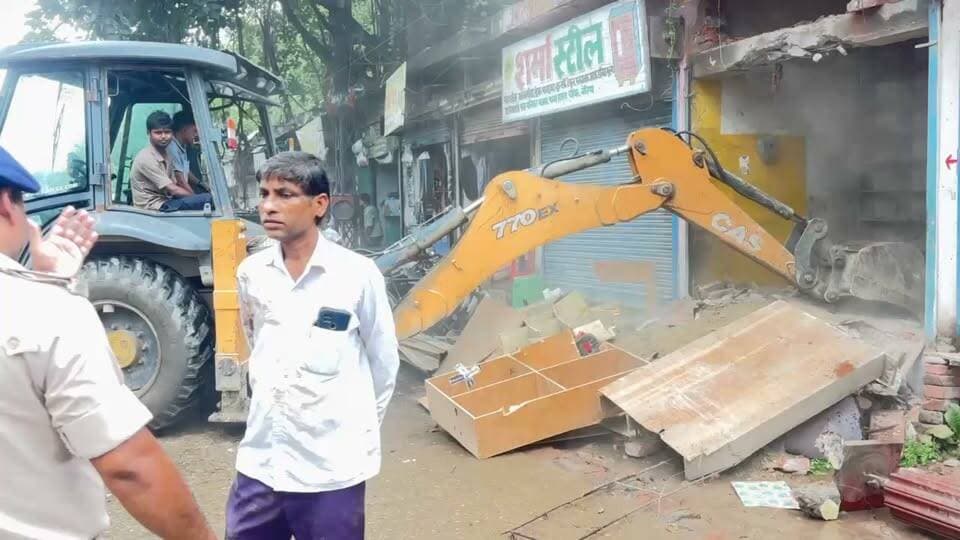 बेतिया में अतिक्रमण के खिलाफ चला प्रशासन का बुलडोजर