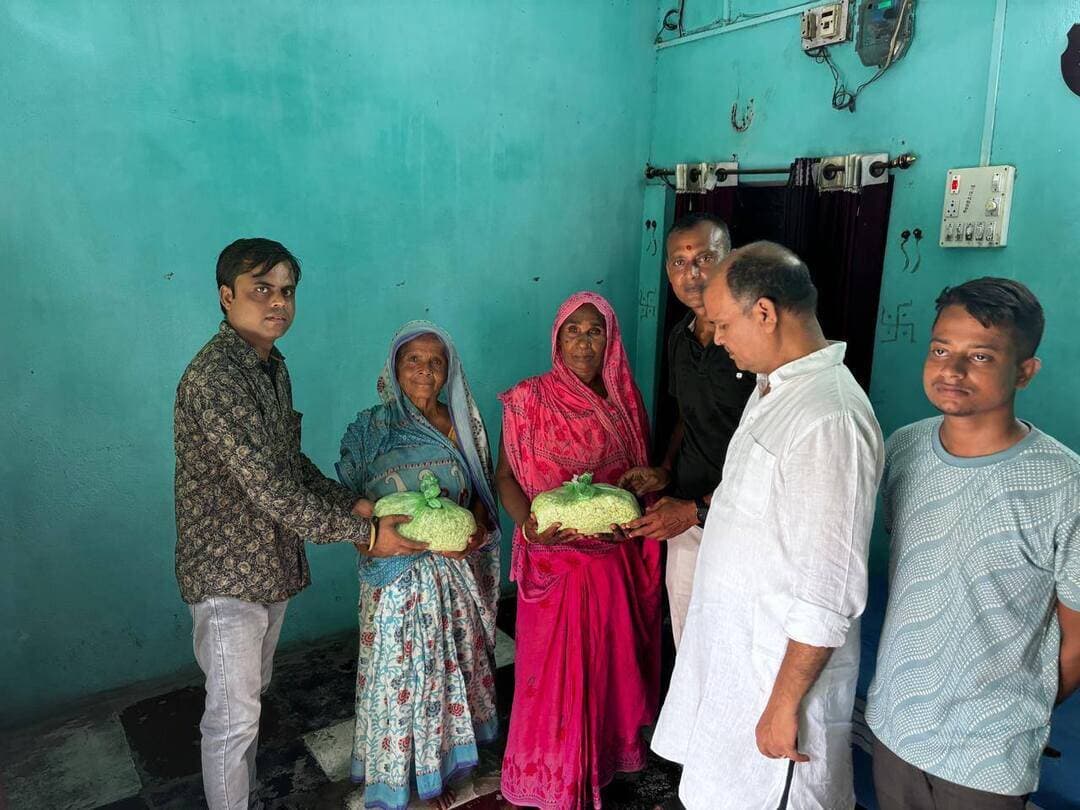 सेवा का दूसरा दिन: महनार नगर के वार्ड 21, 26 और 27 में घर-घर पहुंचकर दिलीप सिंह ने बांटी बाढ़ राहत सामग्री