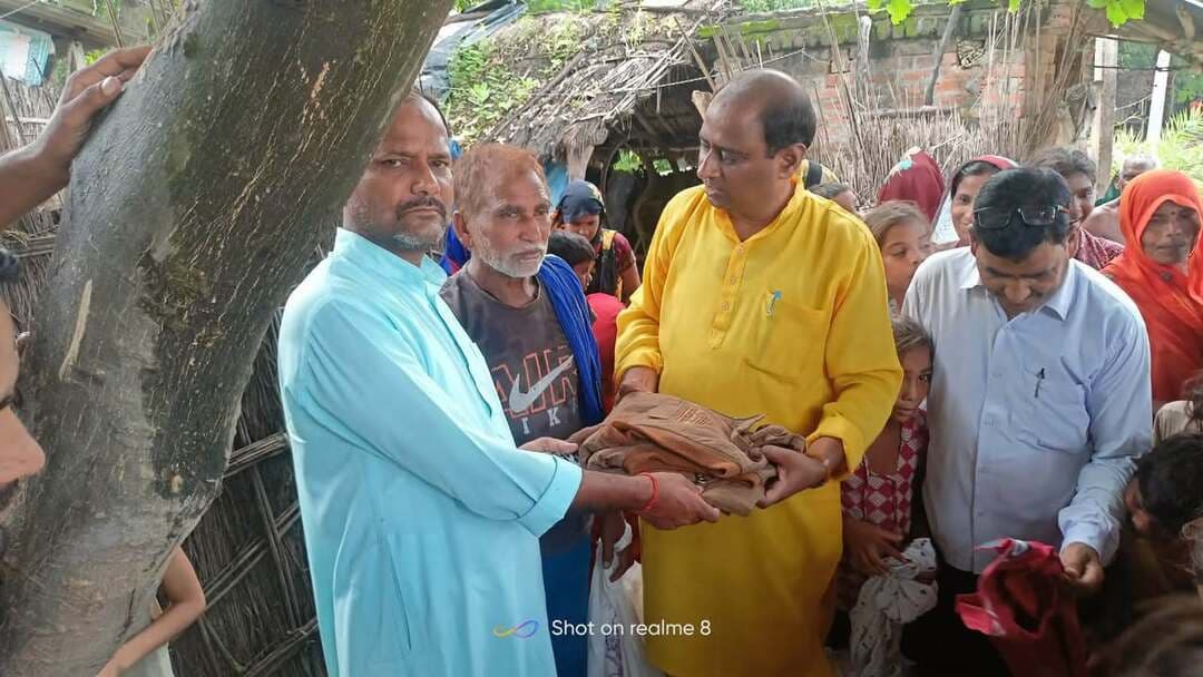 बाराबंकी की रामनगर विधानसभा में बाढ़ प्रभावित गांव सनावा में भाजपा नेता मनोज श्रीवास्तव ने किया वस्त्र और खाद्यान्न वितरण
रामनगर के बाढ़ प्रभावित ग्राम सनावा में भाजपा के पूर्व अवध क्षेत्र संयोजक मनोज श्रीवास्तव ने महिलाओं को साड़ियां, बच्चों को कपड़े और खाद्यान्न वितरित किया, कहा सहायता शिविर अनवरत जारी रहेगा।
#Barabanki #Ramnagar #FloodRelief #BJP #ManojSrivastava